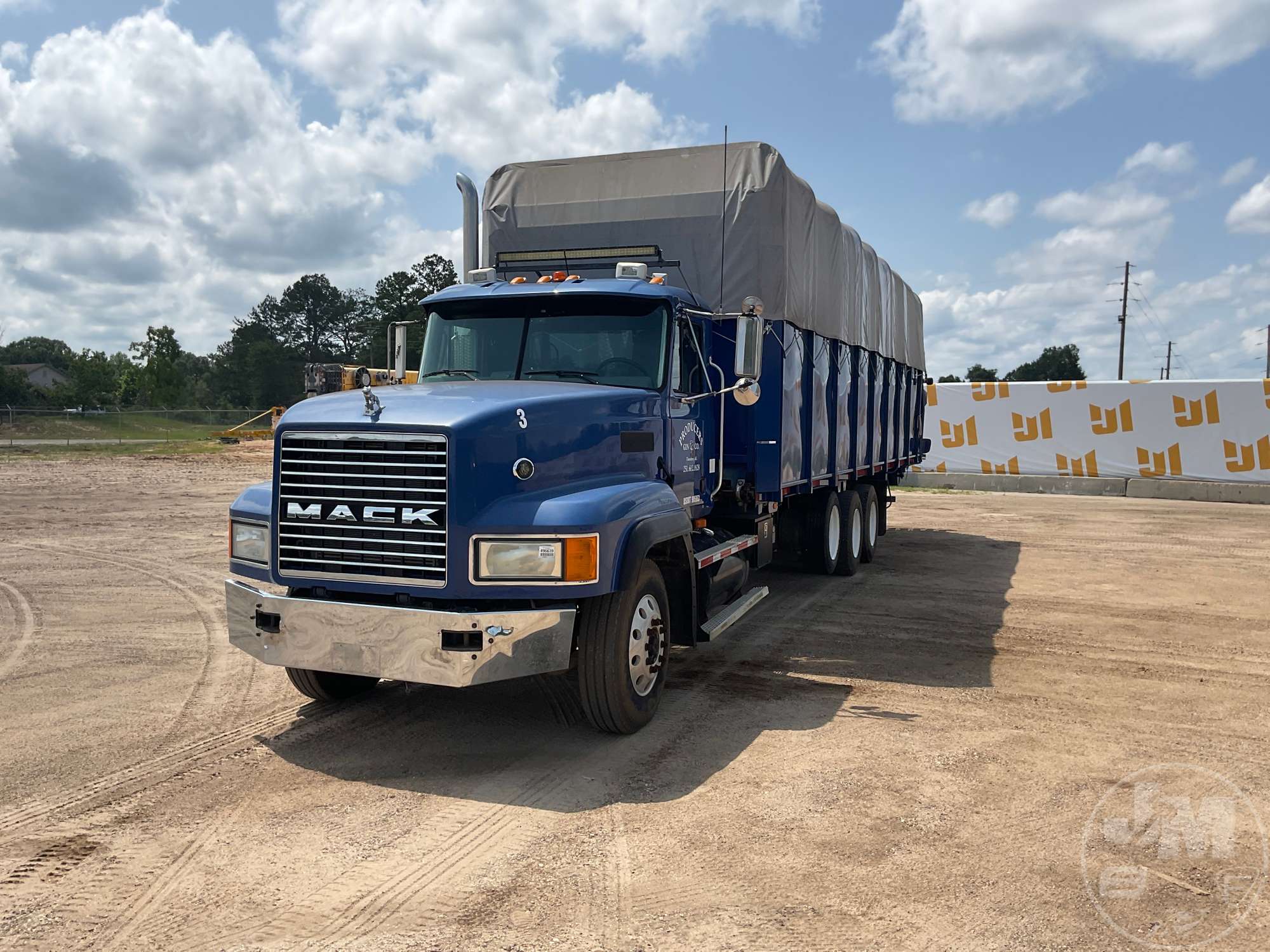 Photo of a 2001 Mack CL713
