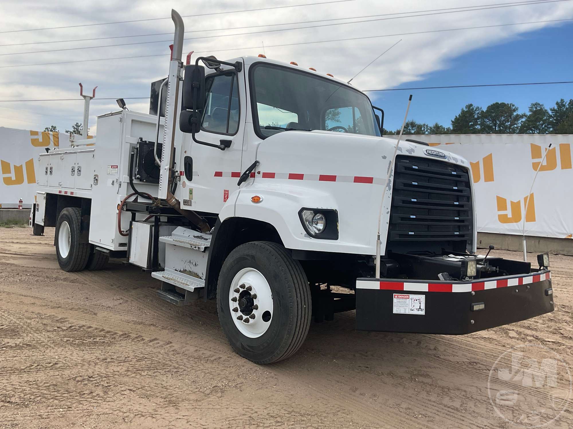 2016 Freightliner 108SD