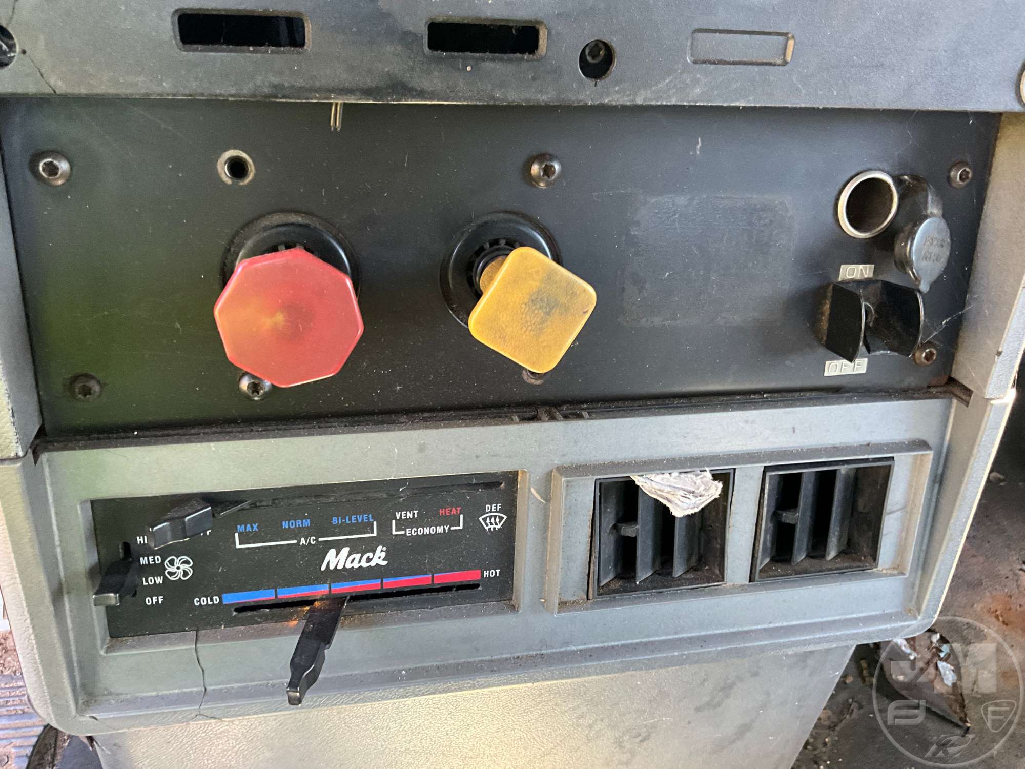 1996 Mack CH613