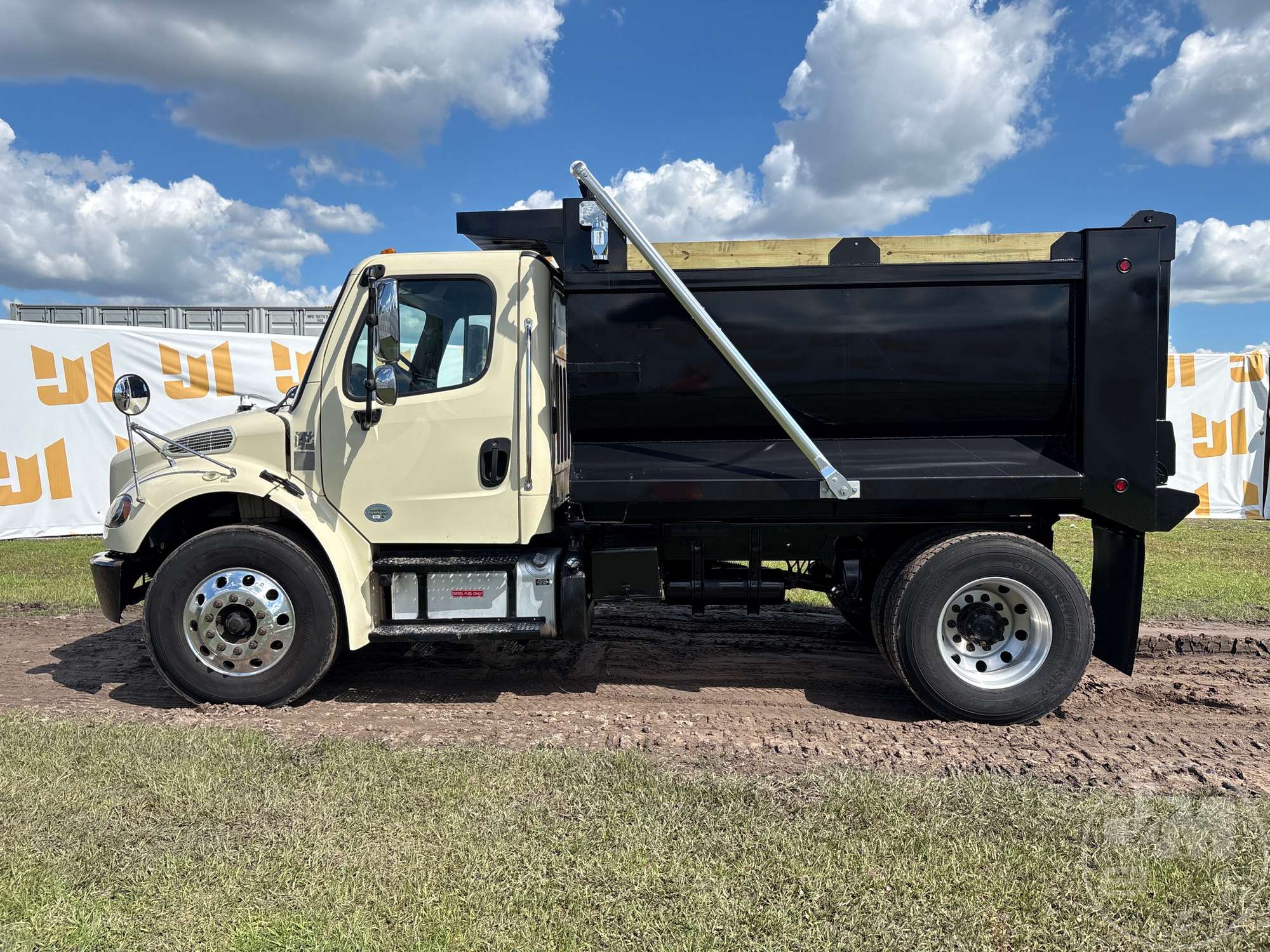 2020 Freightliner M2