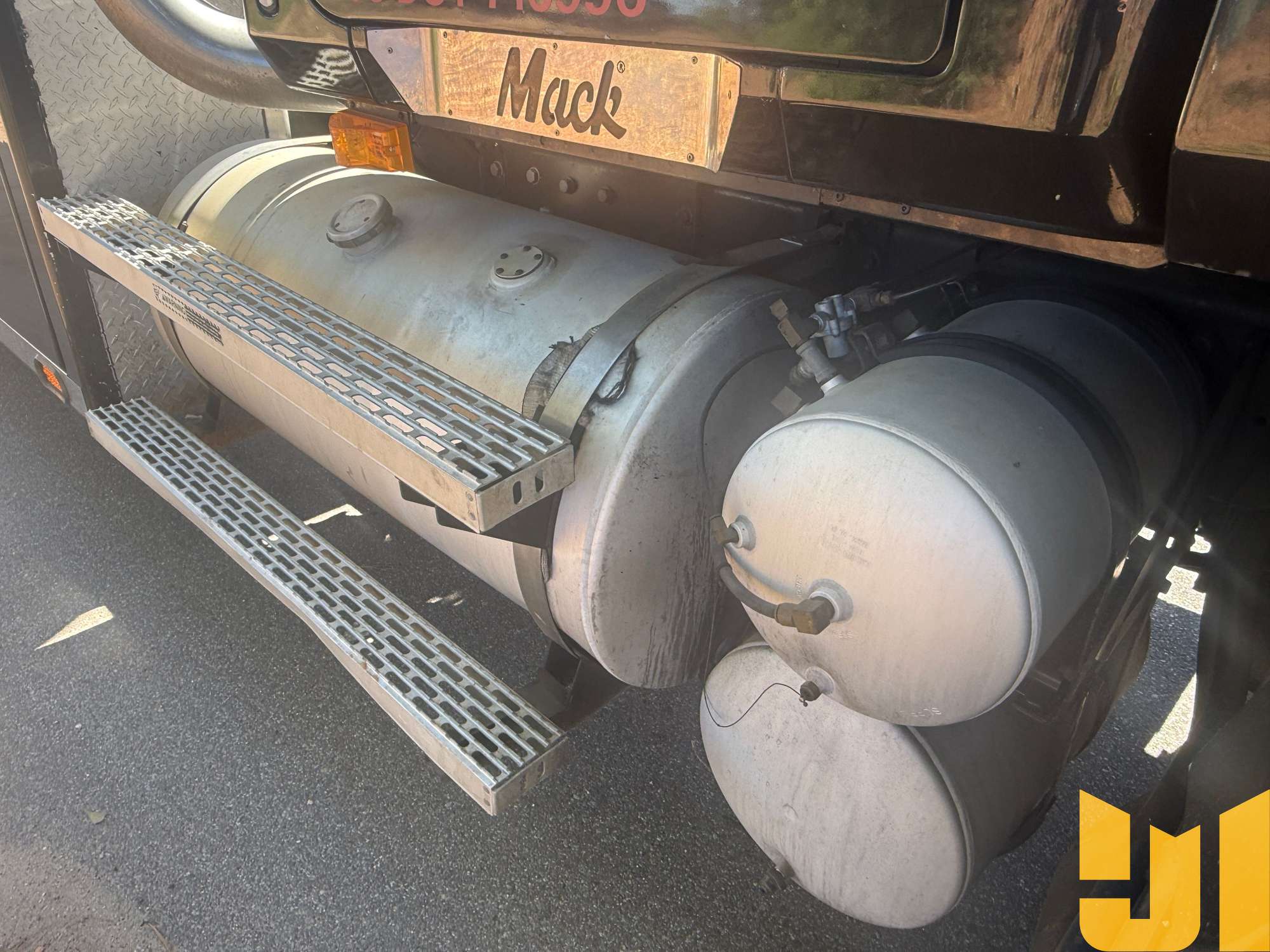 2002 Mack CH613