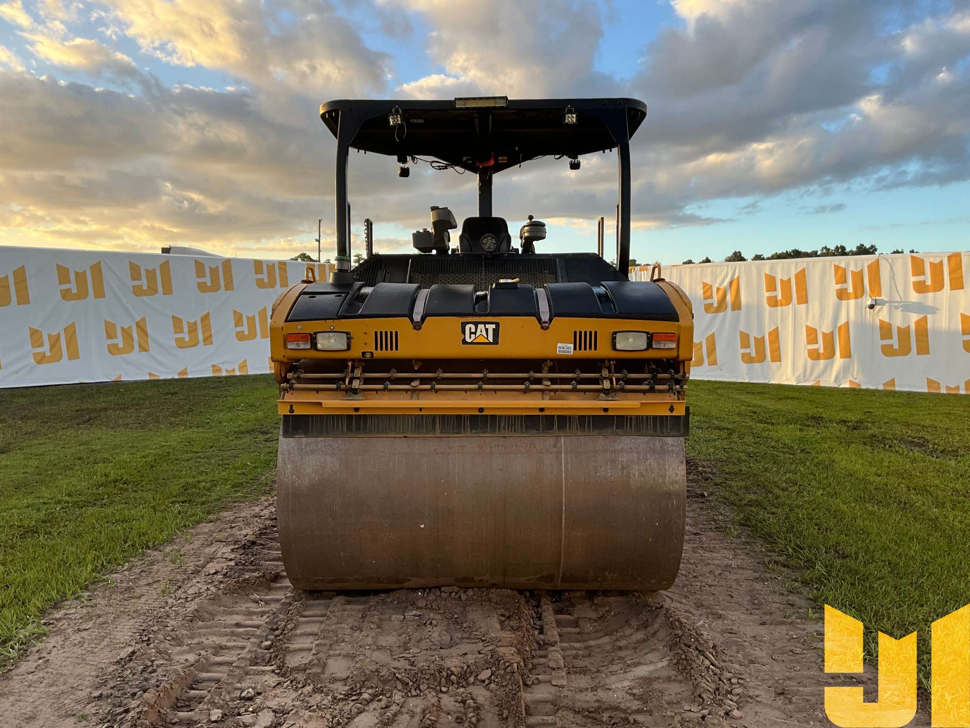 2015 Caterpillar CB64B