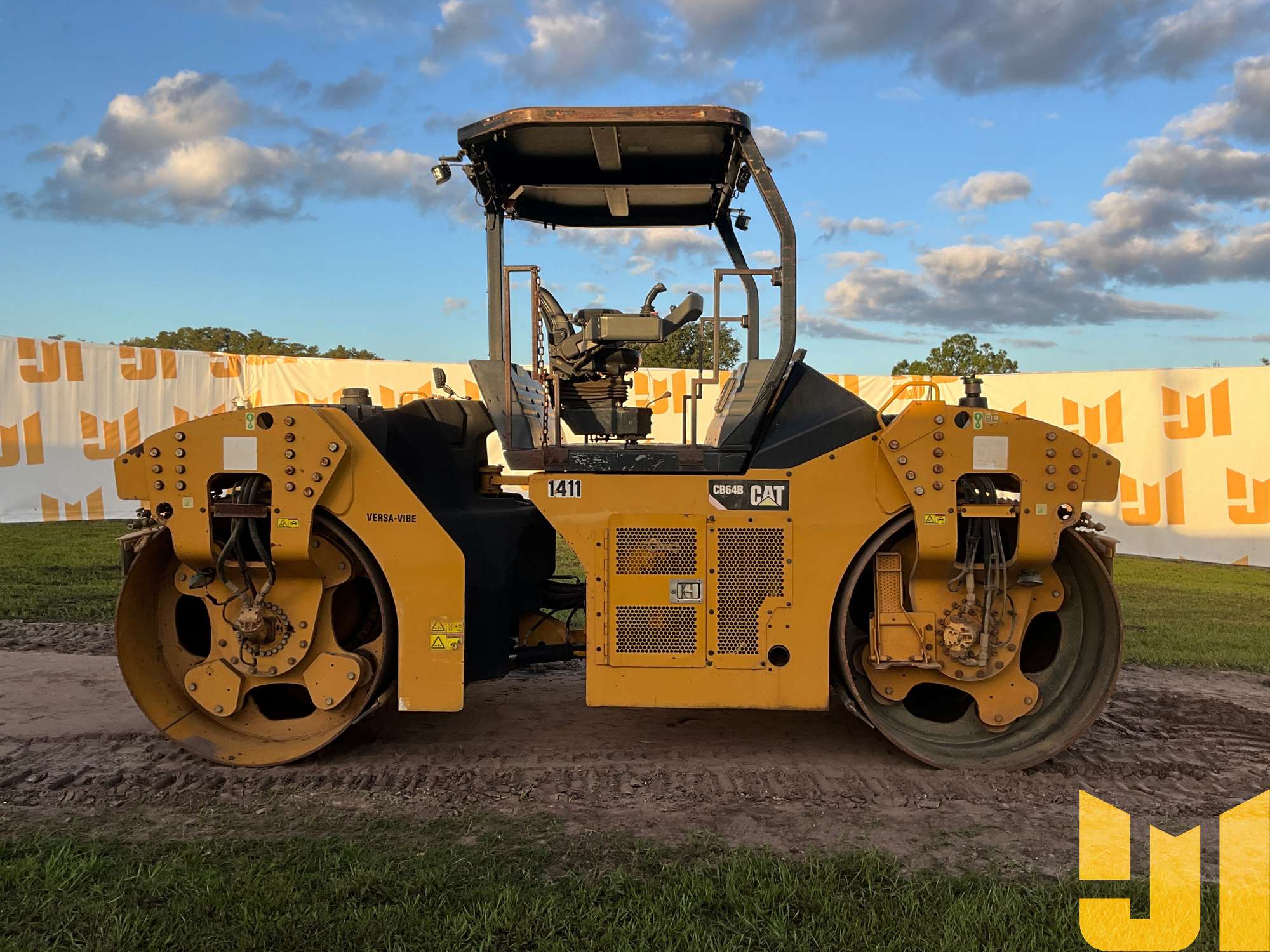 2015 Caterpillar CB64B
