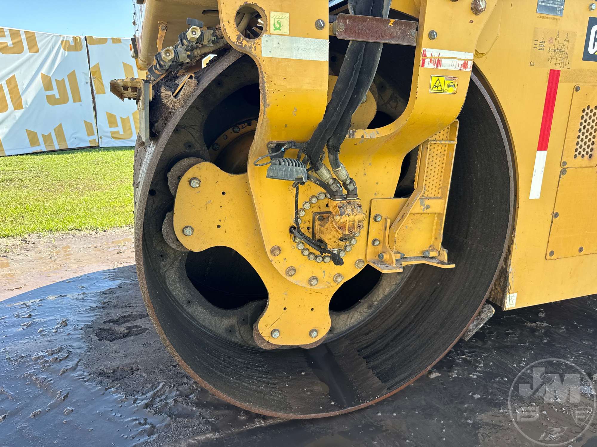 2016 Caterpillar CB64B