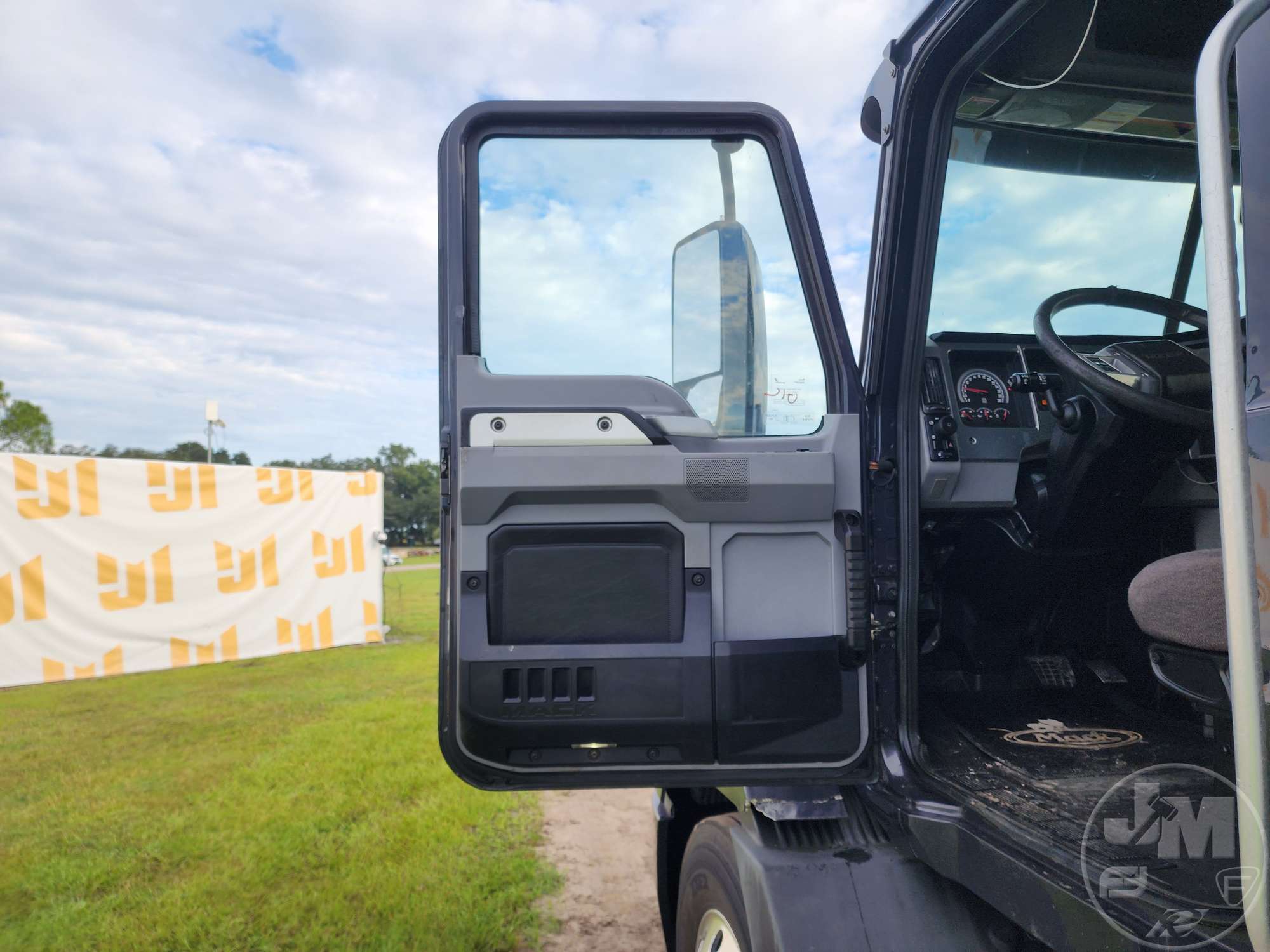 2020 Mack AN64T