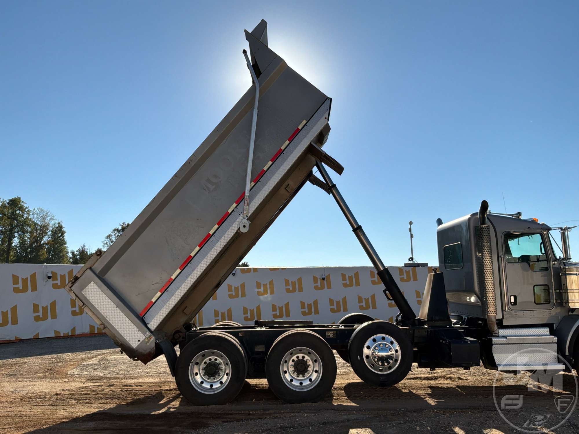 2019 Kenworth T8 SERIES