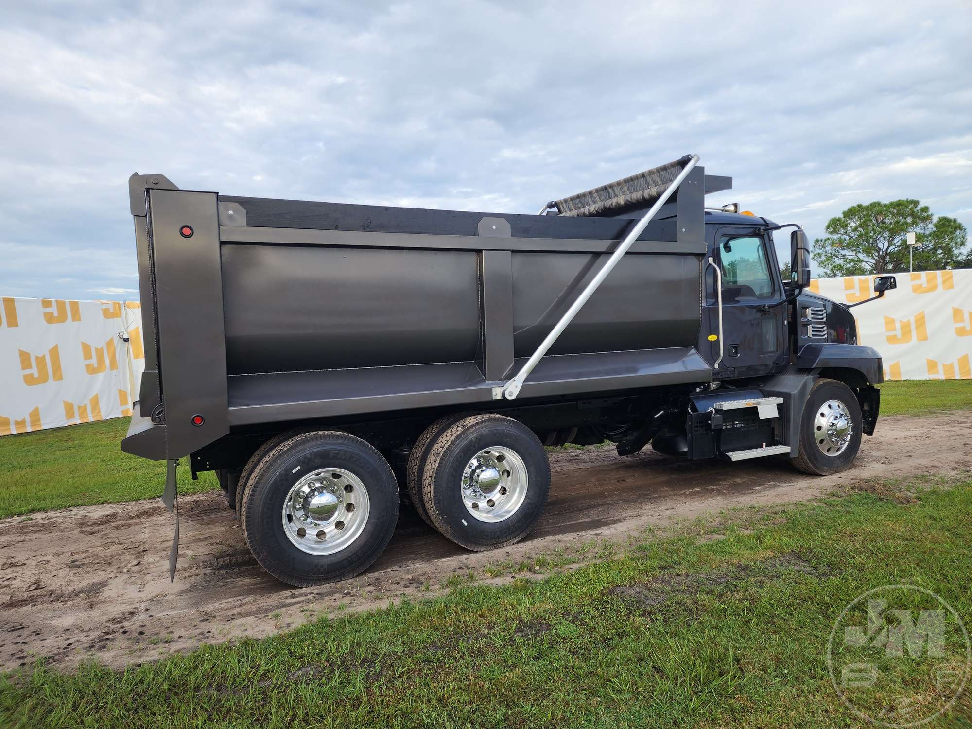 2020 Mack AN64T