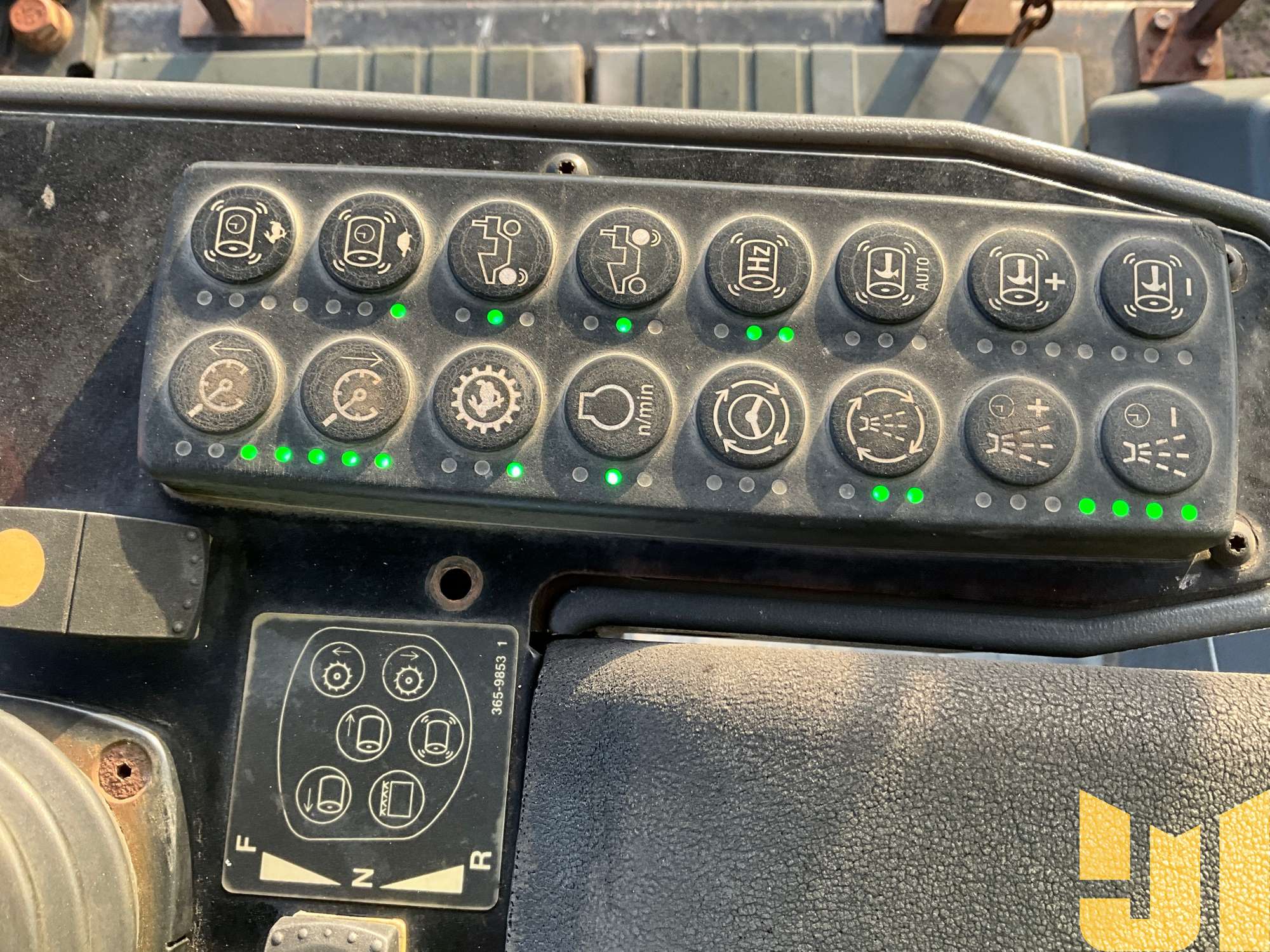 2015 Caterpillar CB64B