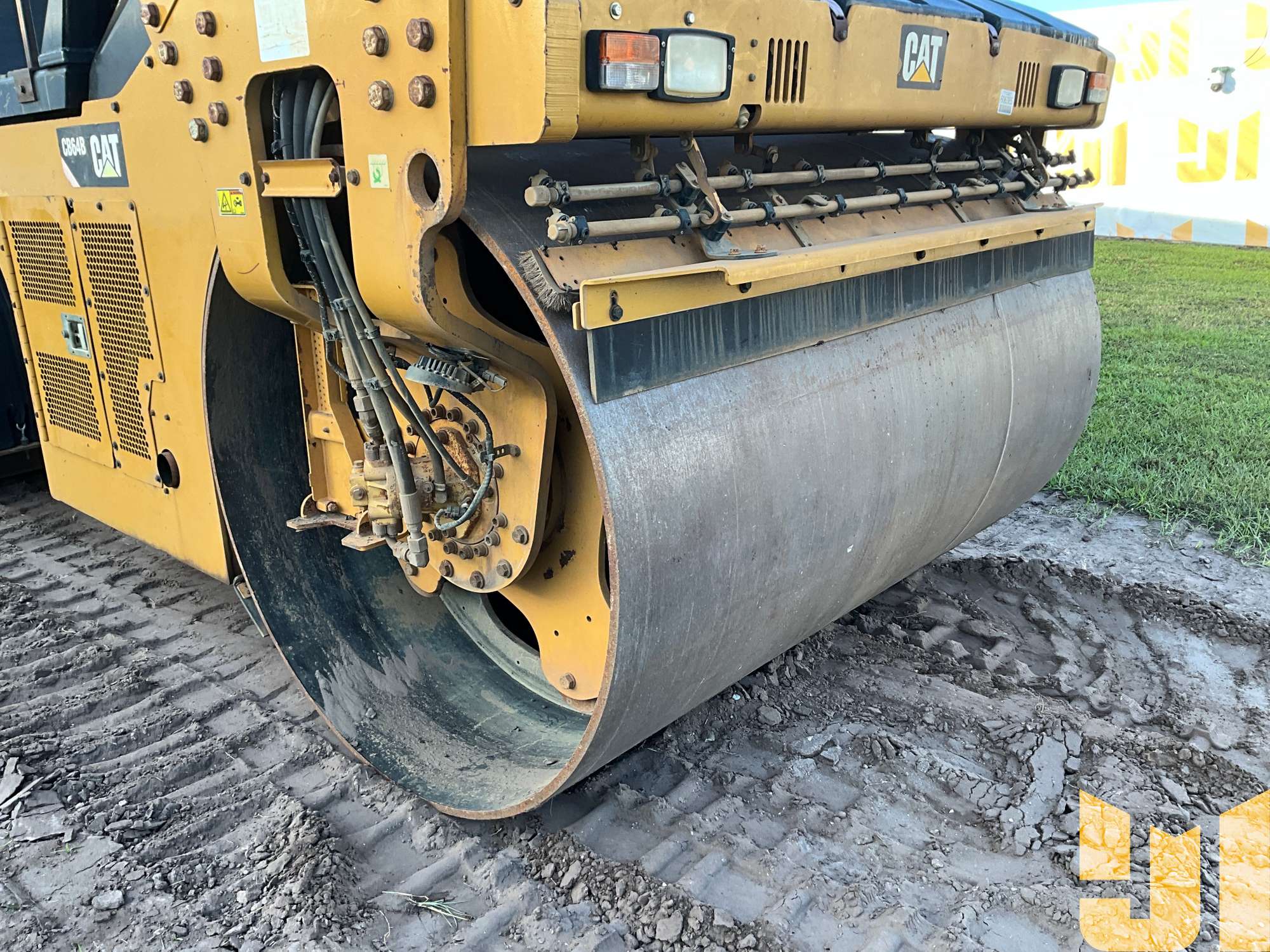2015 Caterpillar CB64B