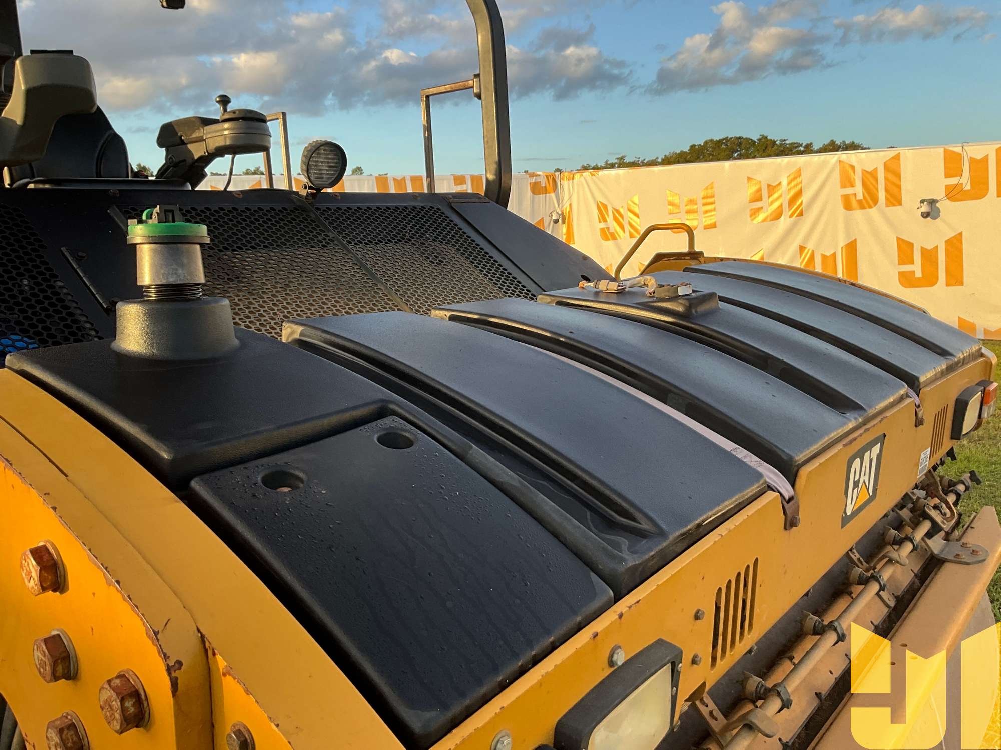 2015 Caterpillar CB64B