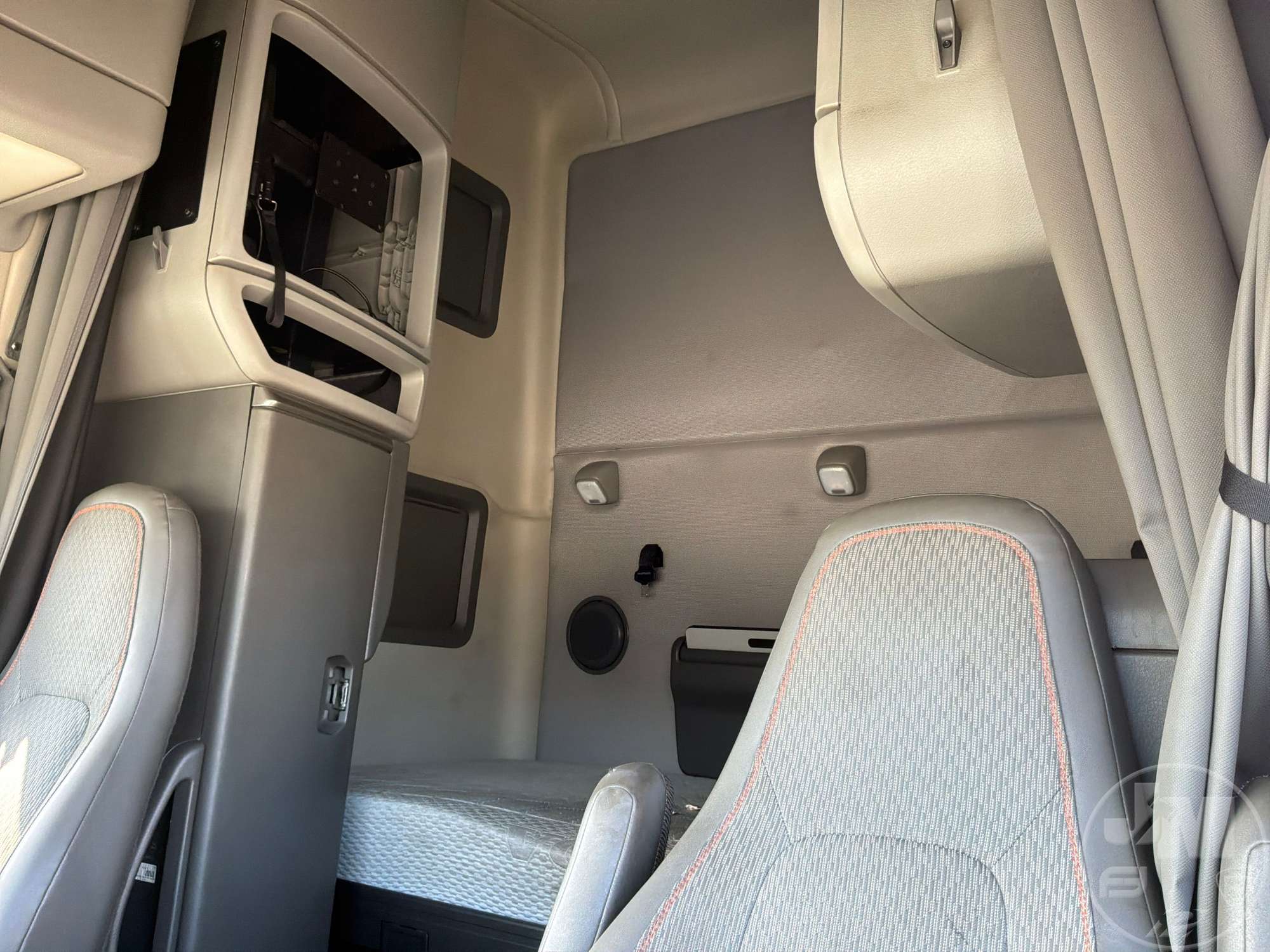 2022 Volvo VNL760