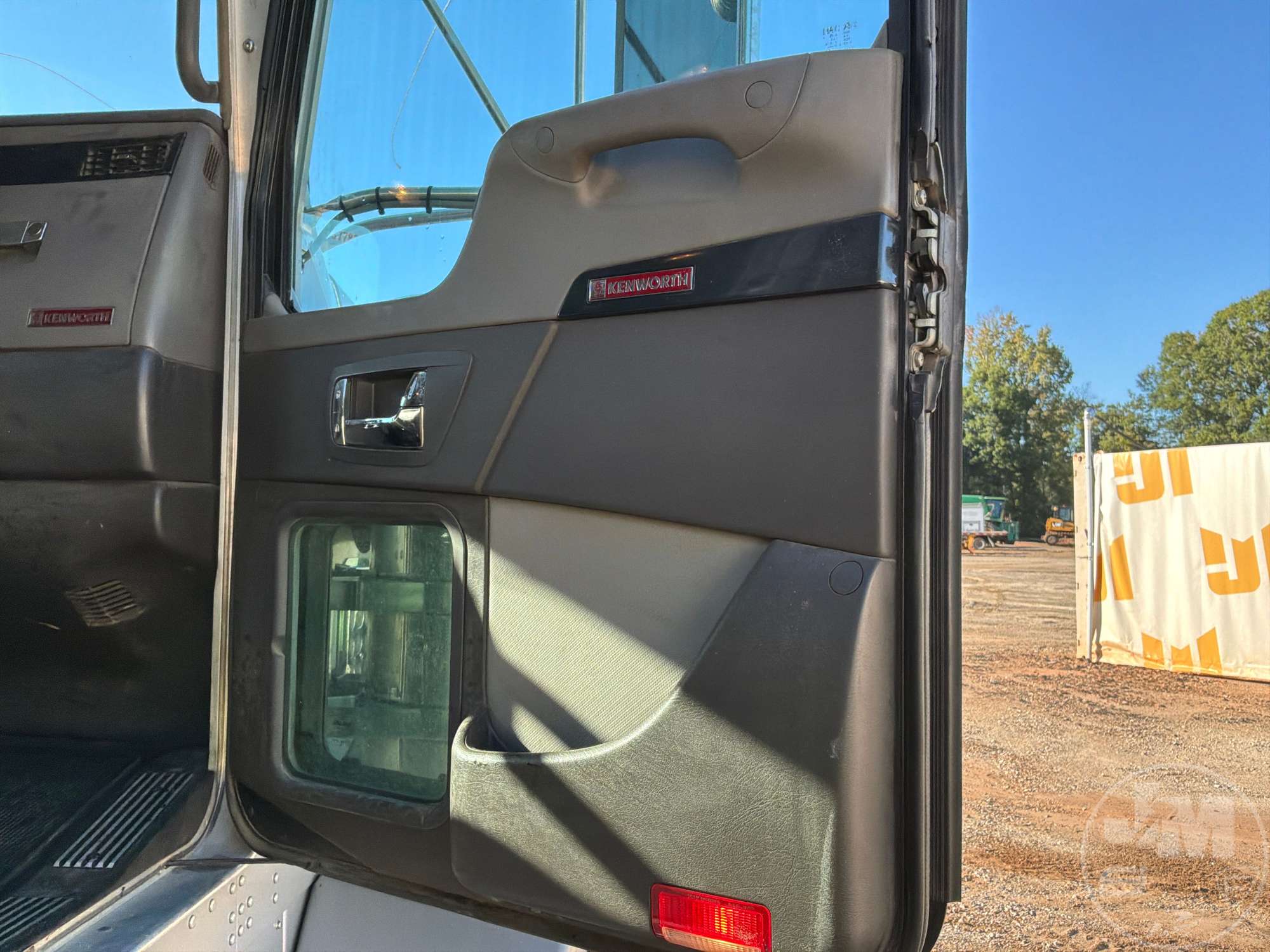 2019 Kenworth T8 SERIES