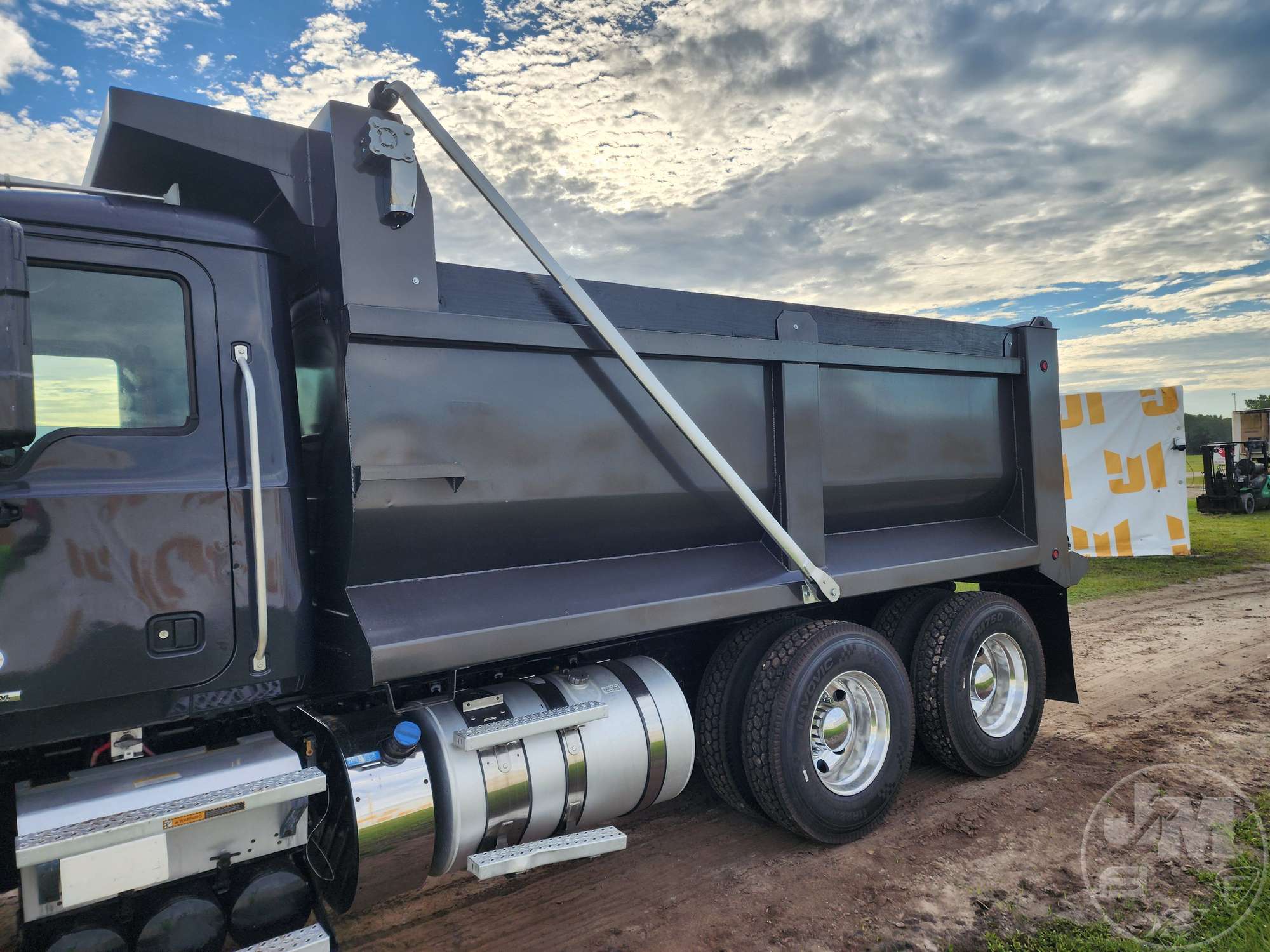 2020 Mack AN64T