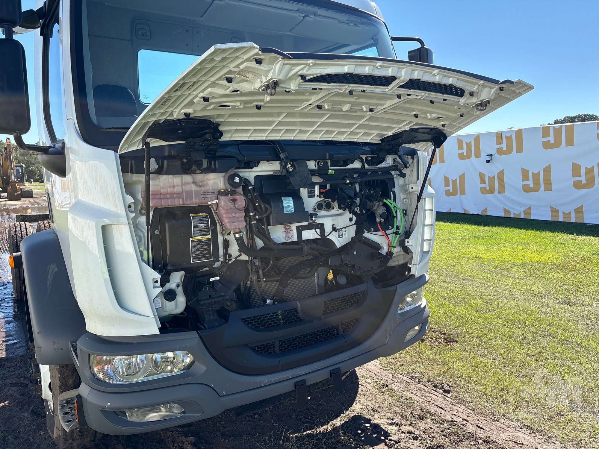 2025 Peterbilt 220