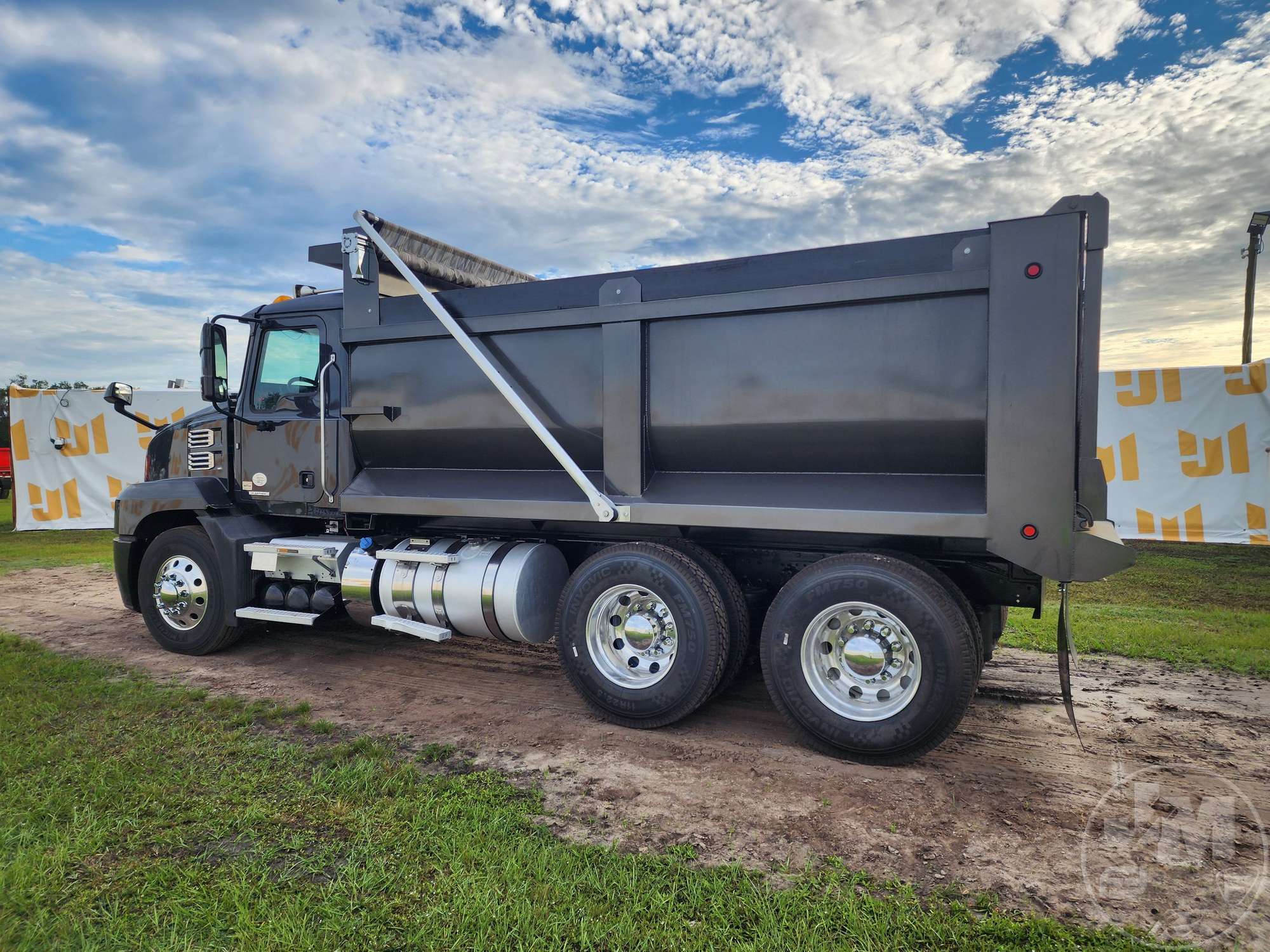 2020 Mack AN64T