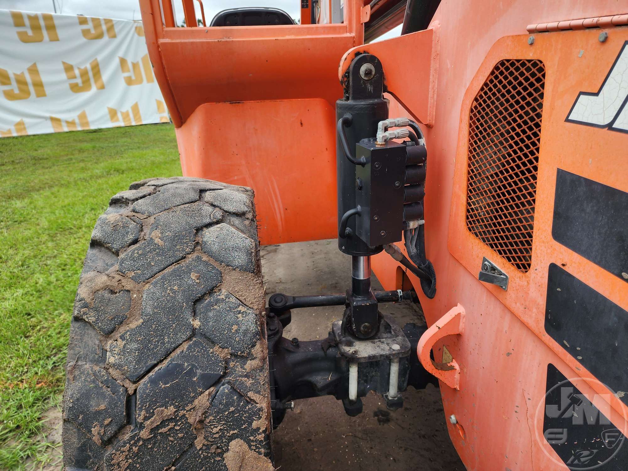 2017 JLG 6042