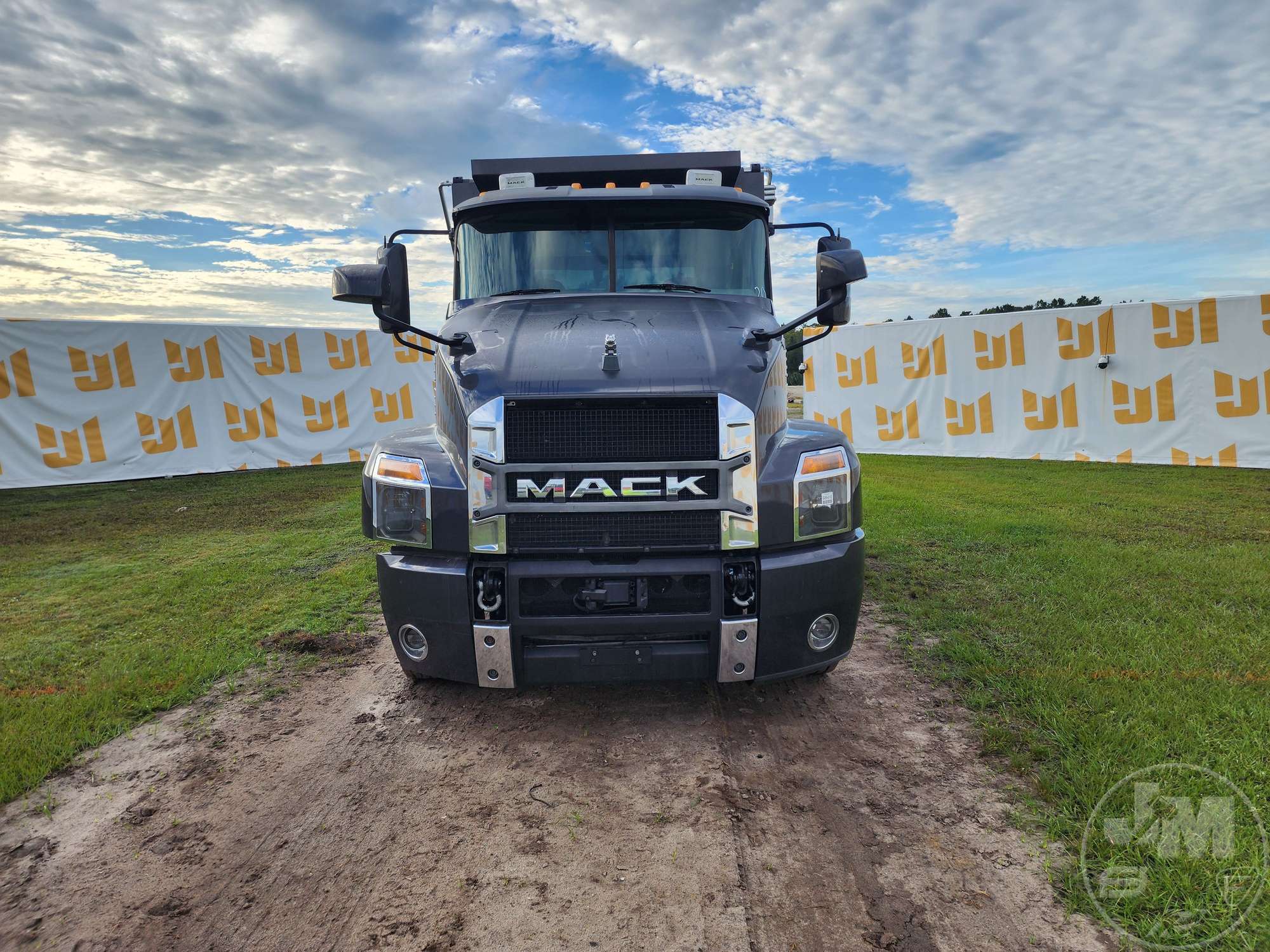 2020 Mack AN64T