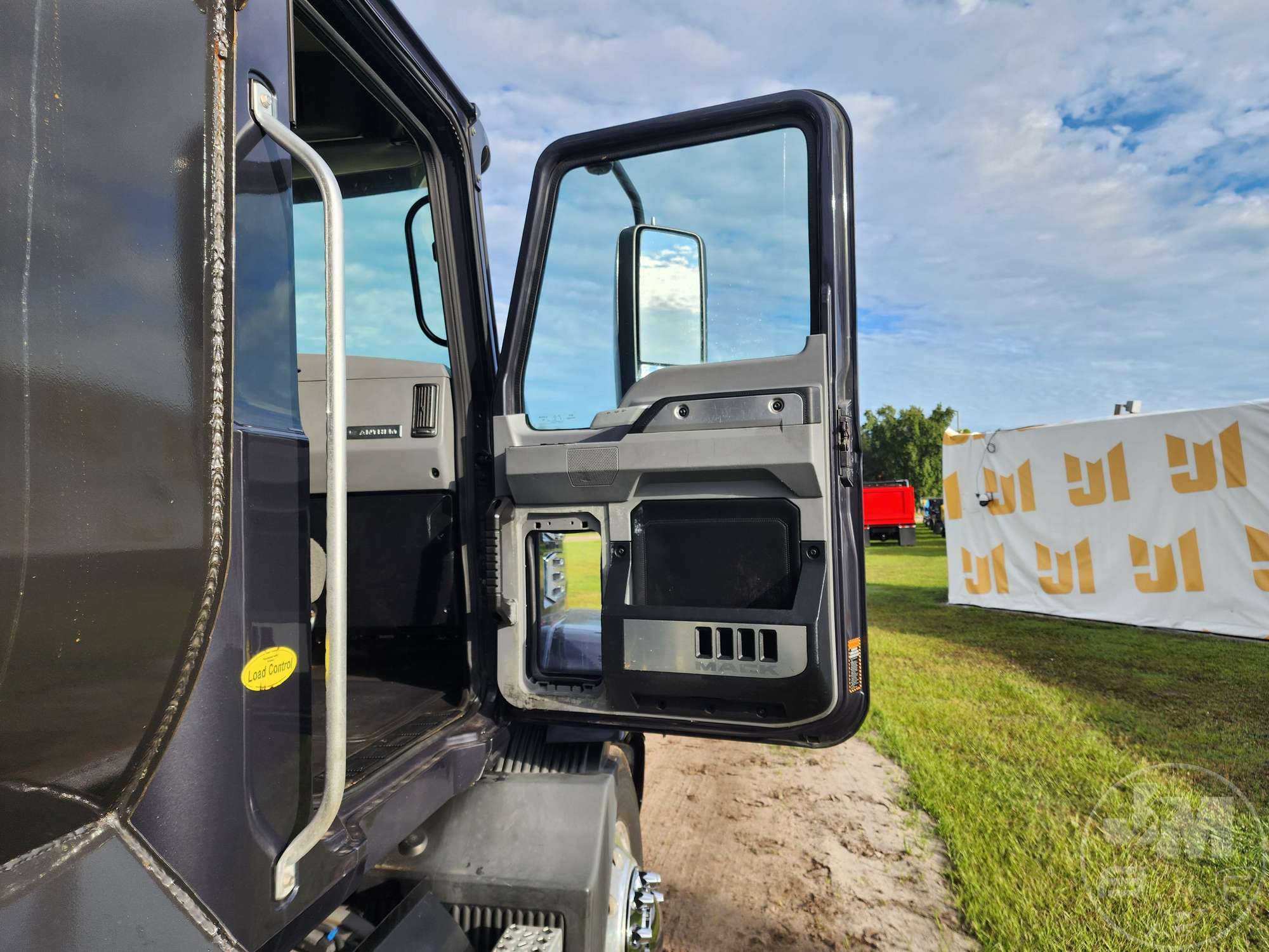 2020 Mack AN64T