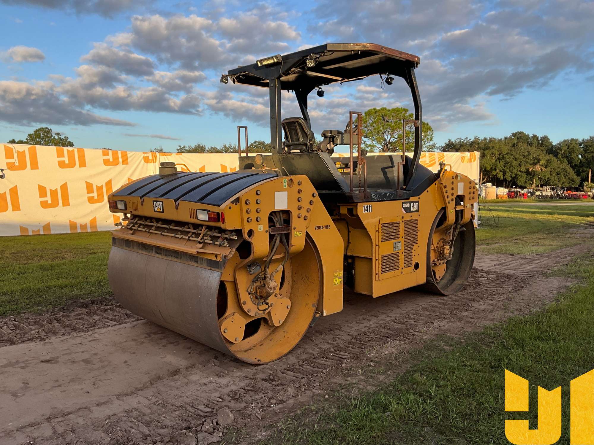 2015 Caterpillar CB64B