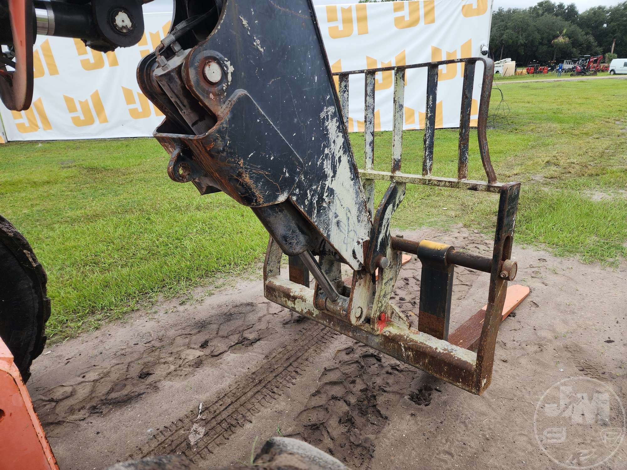 2017 JLG 6042