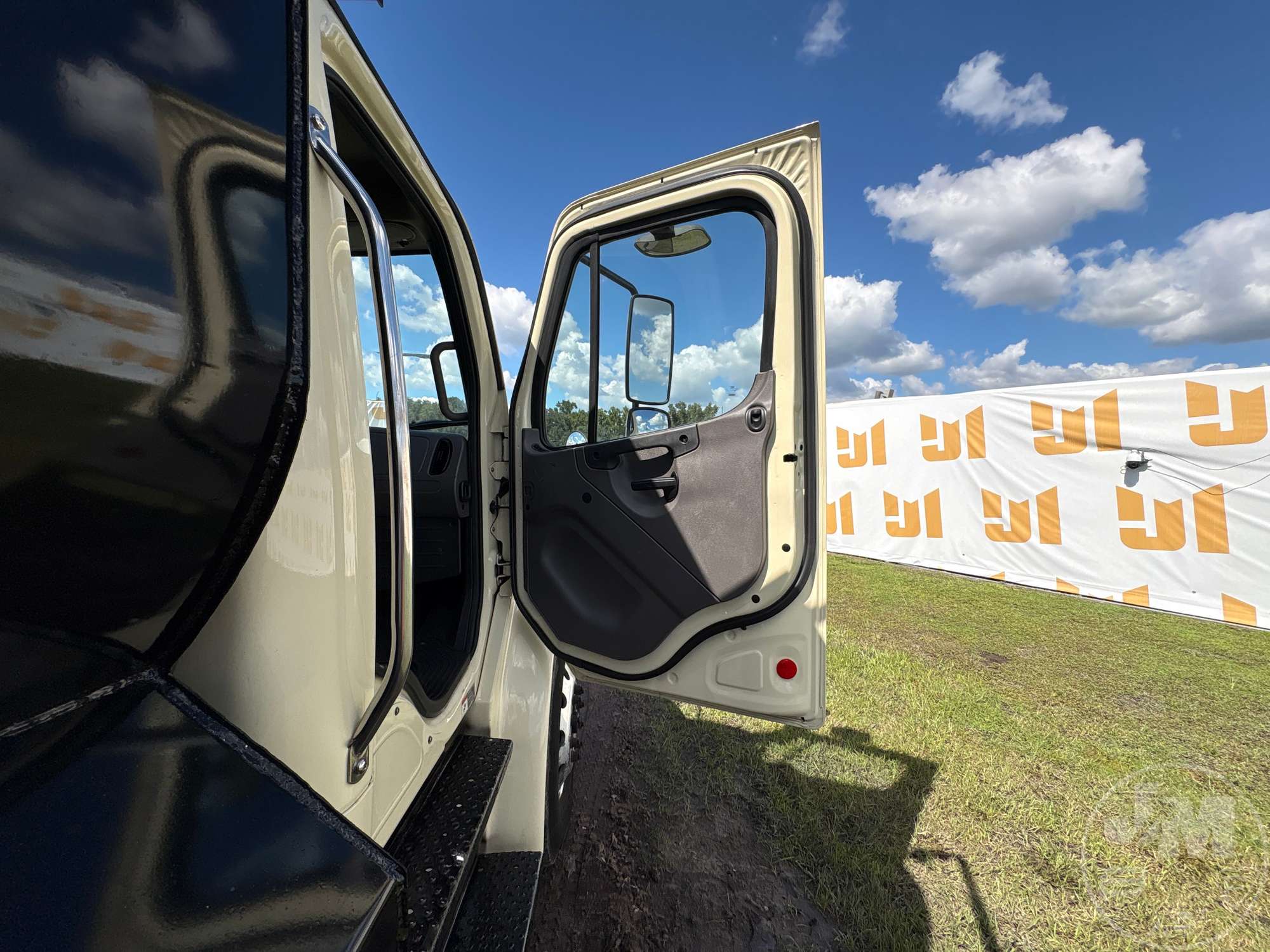 2020 Freightliner M2