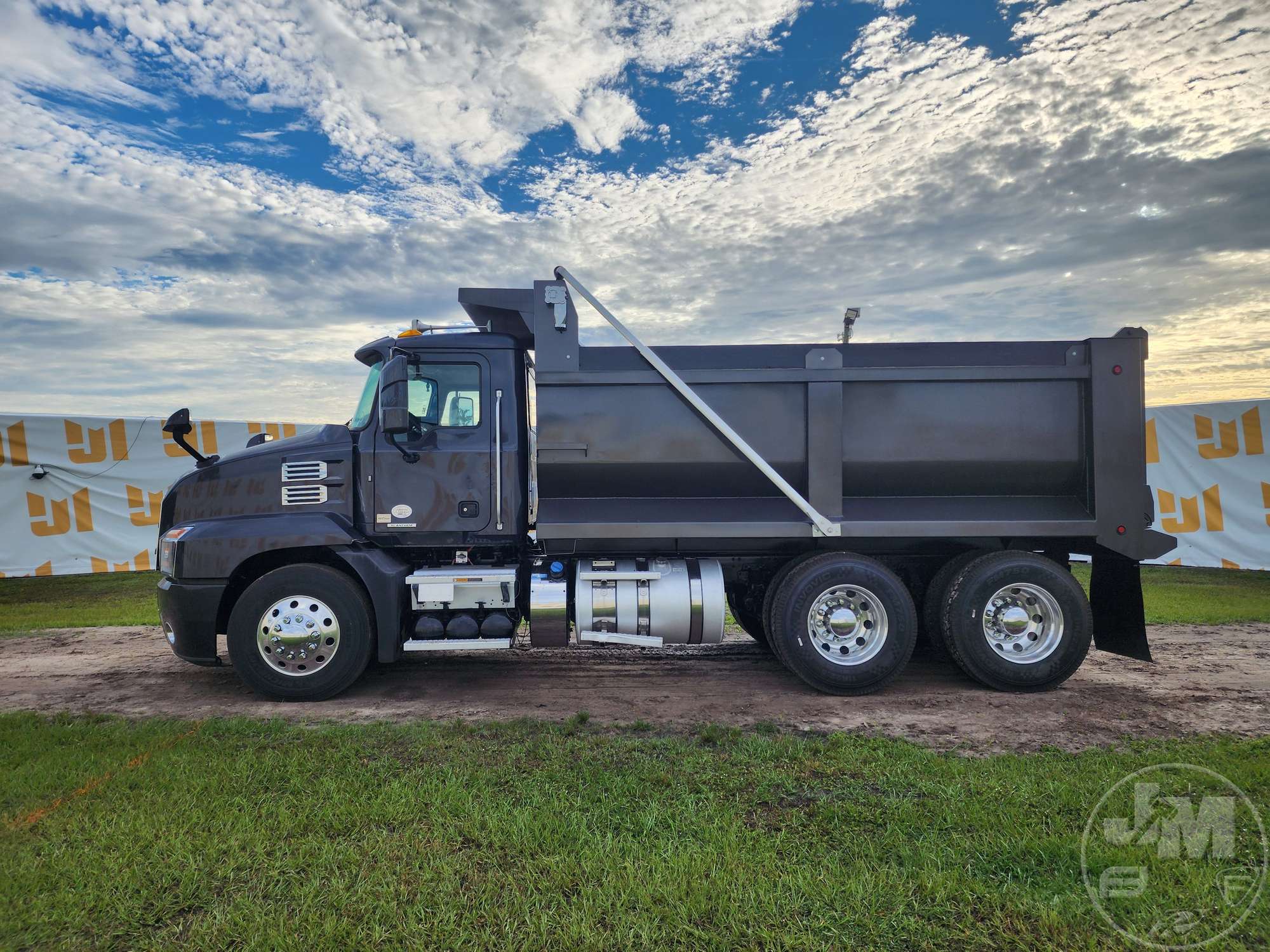2020 Mack AN64T