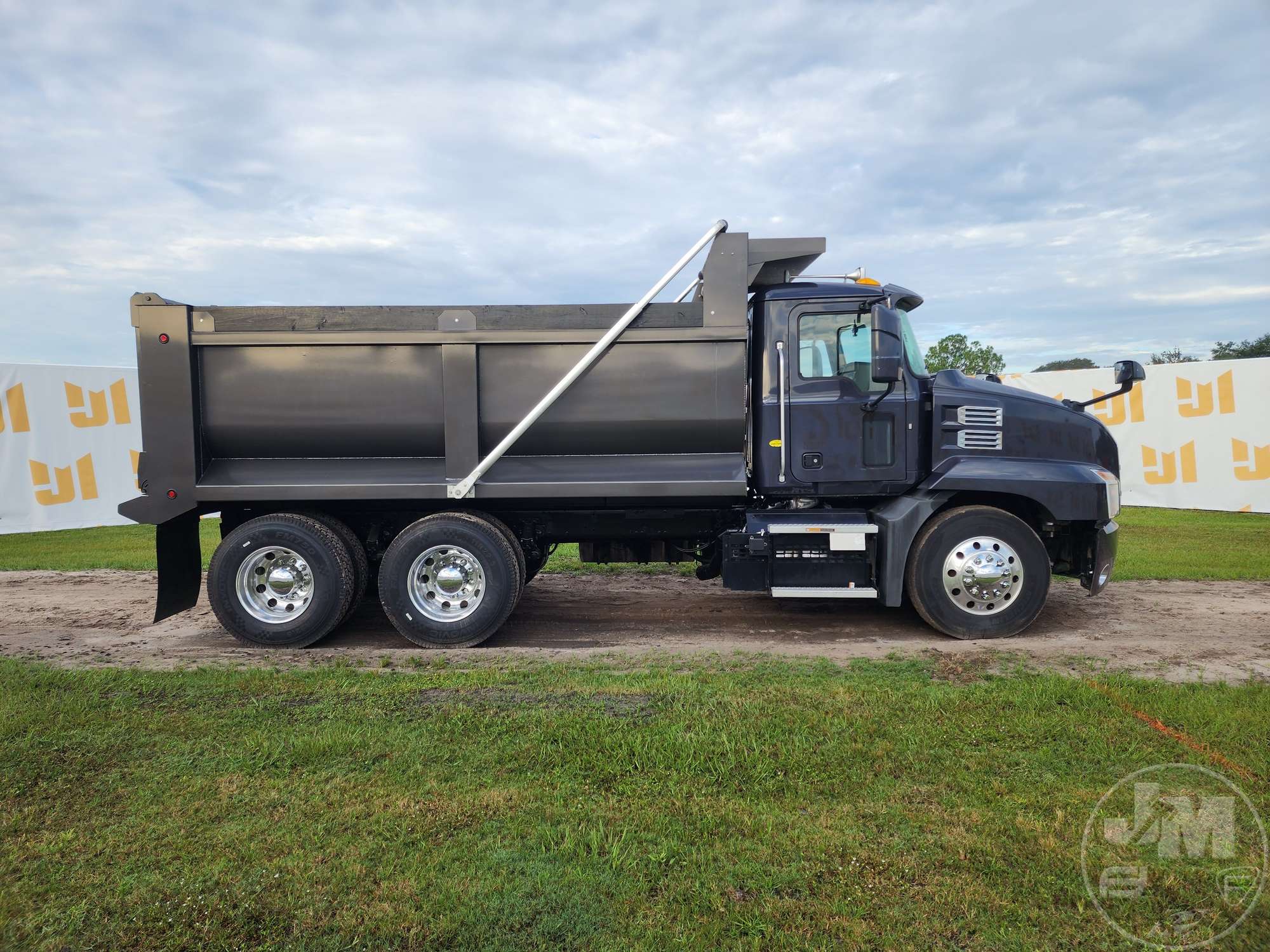 2020 Mack AN64T