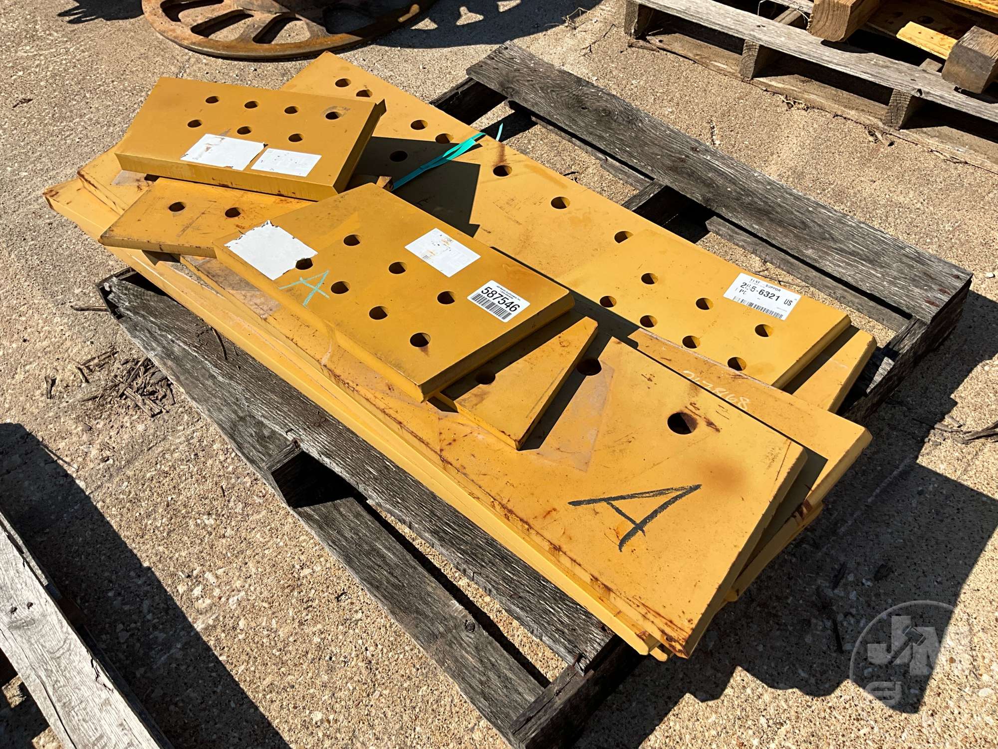  Caterpillar WEAR PLATES AND CAT CUTTING EDGES TO FIT D10
