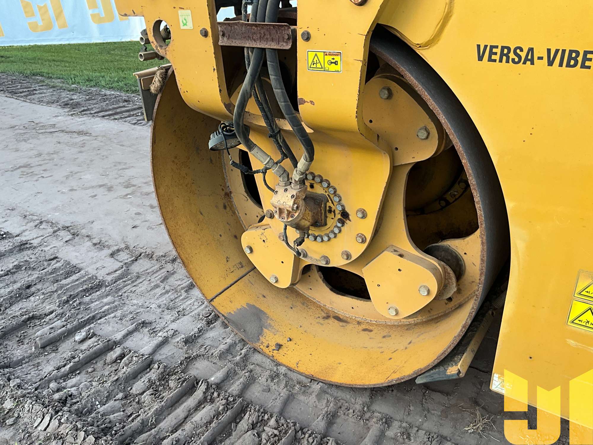 2015 Caterpillar CB64B