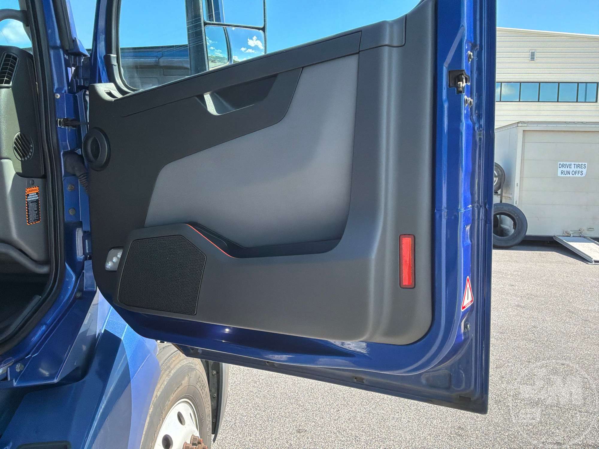 2022 Volvo VNL760