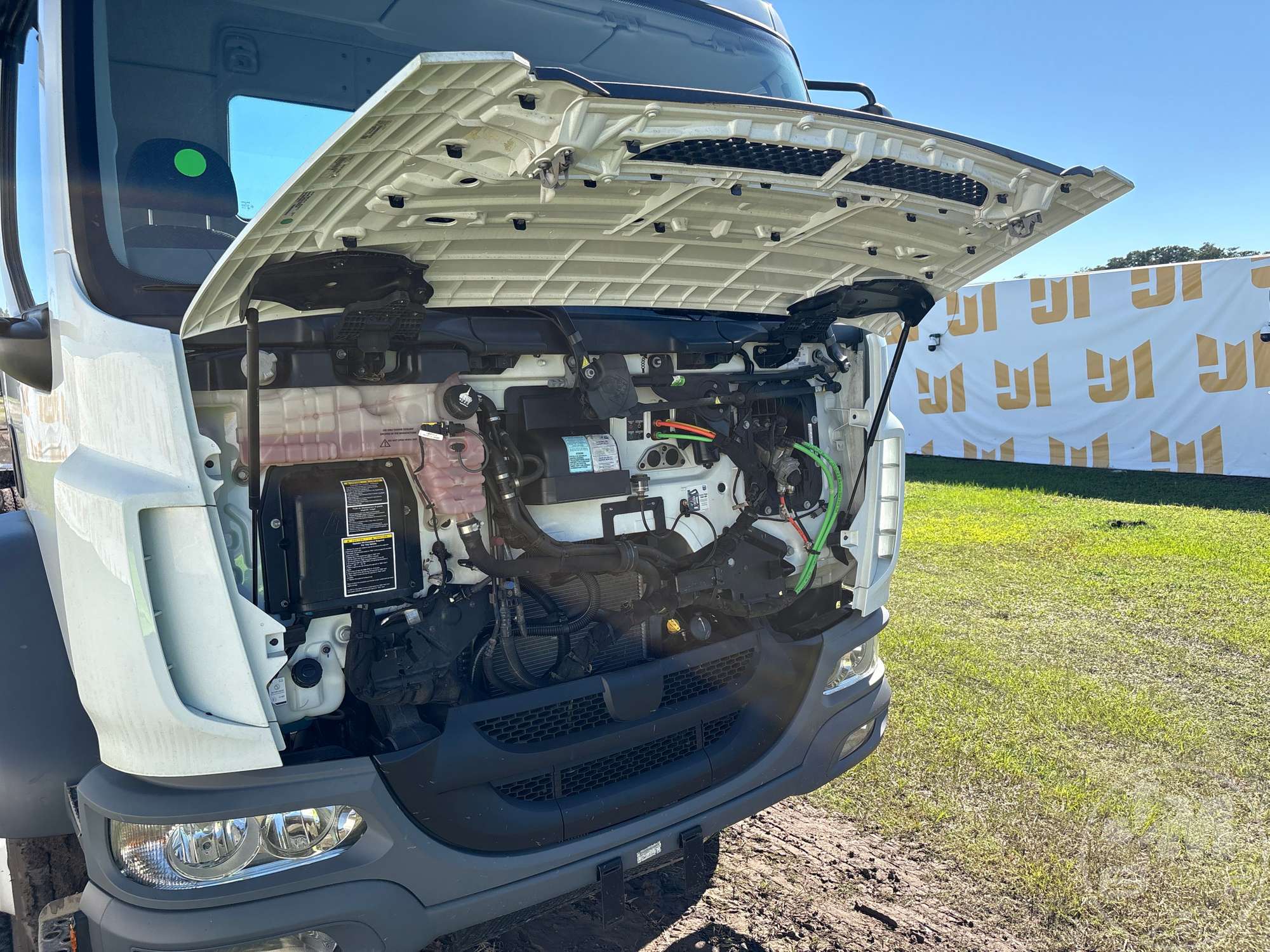 2025 Peterbilt 220