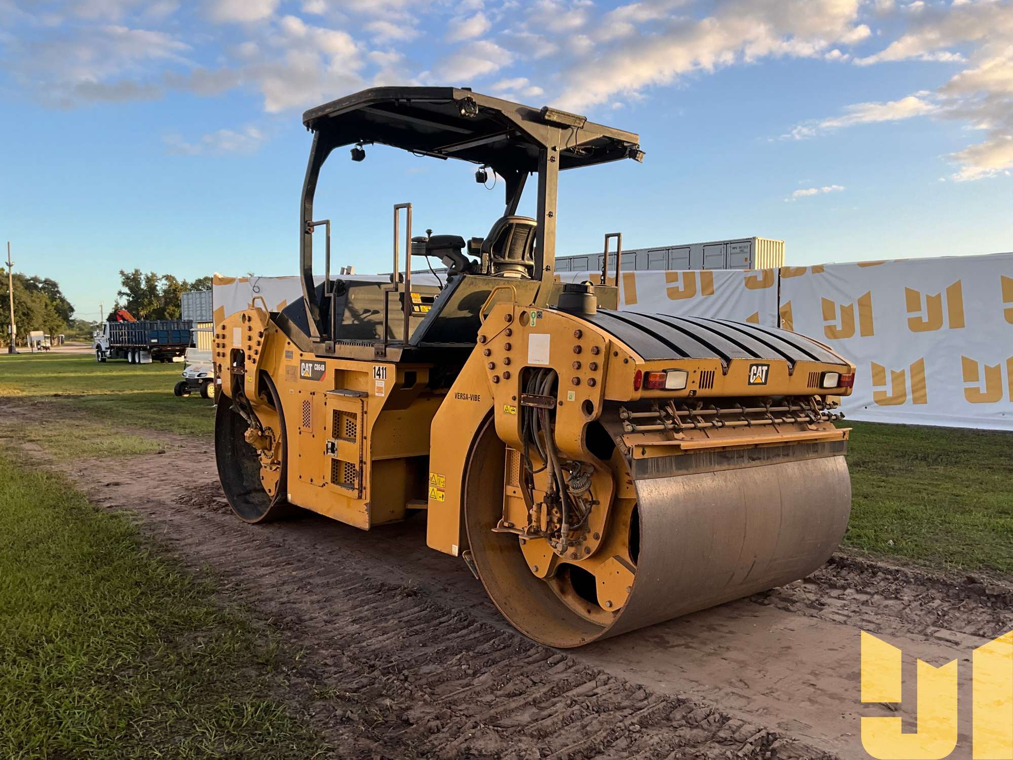 2015 Caterpillar CB64B