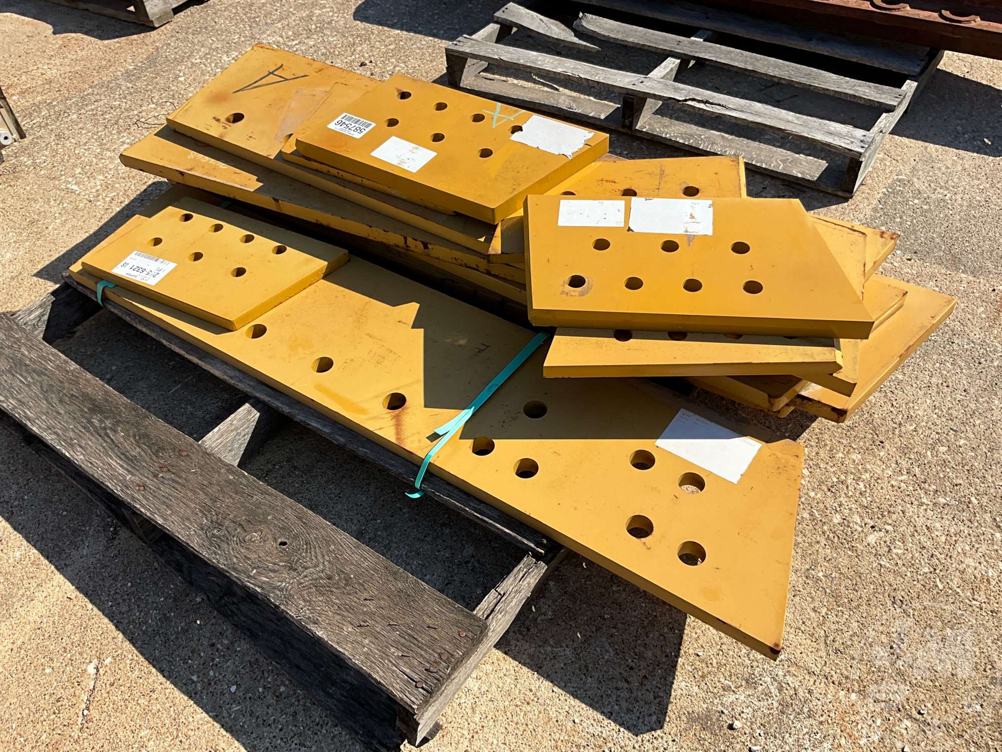 0 Caterpillar WEAR PLATES AND CAT CUTTING EDGES TO FIT D10