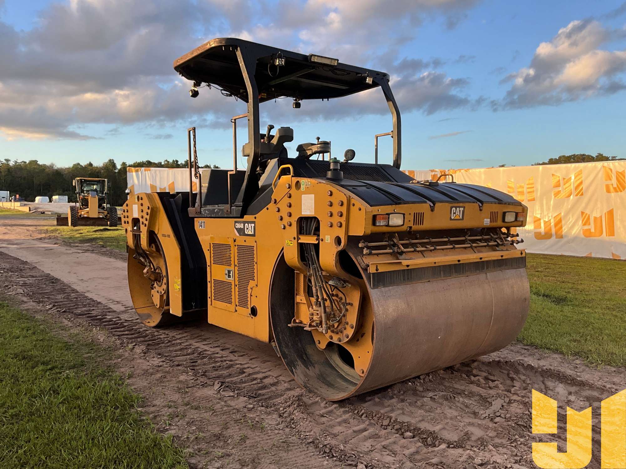 2015 Caterpillar CB64B