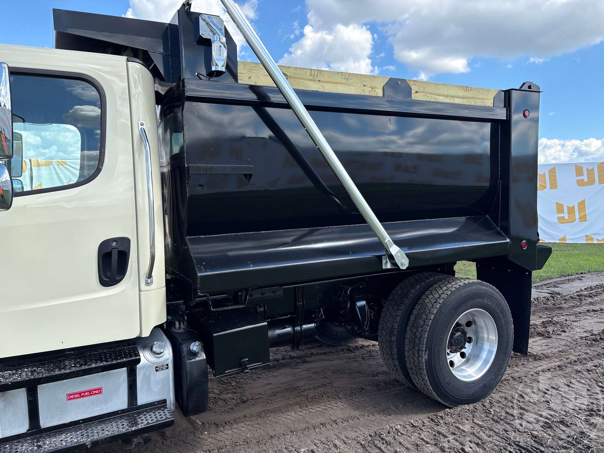 2020 Freightliner M2