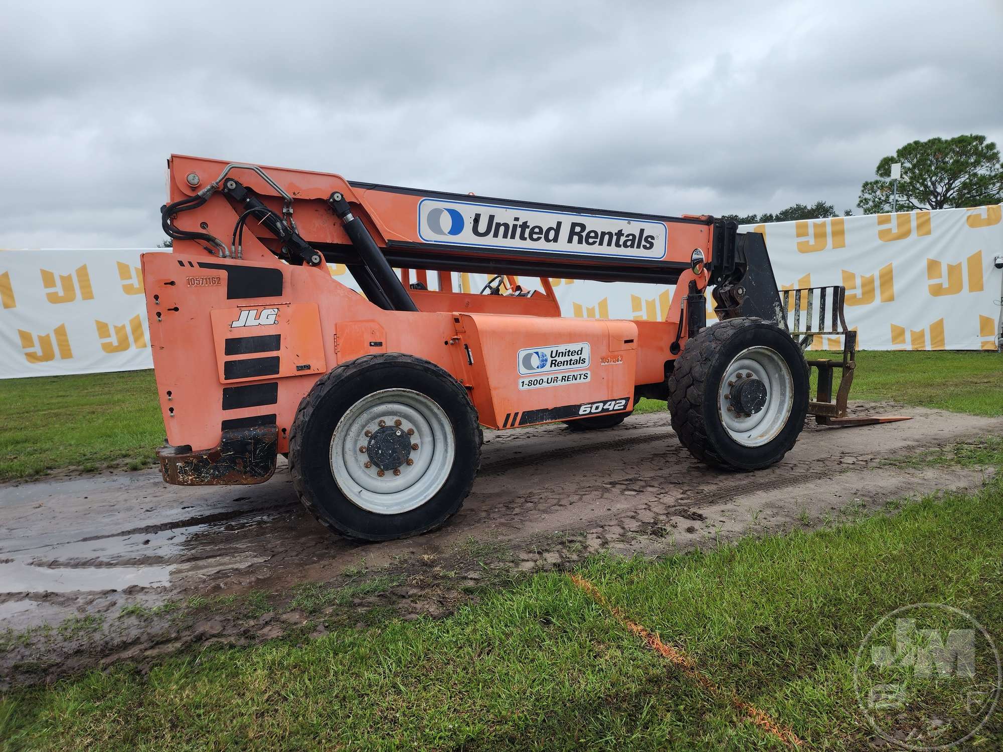 2017 JLG 6042