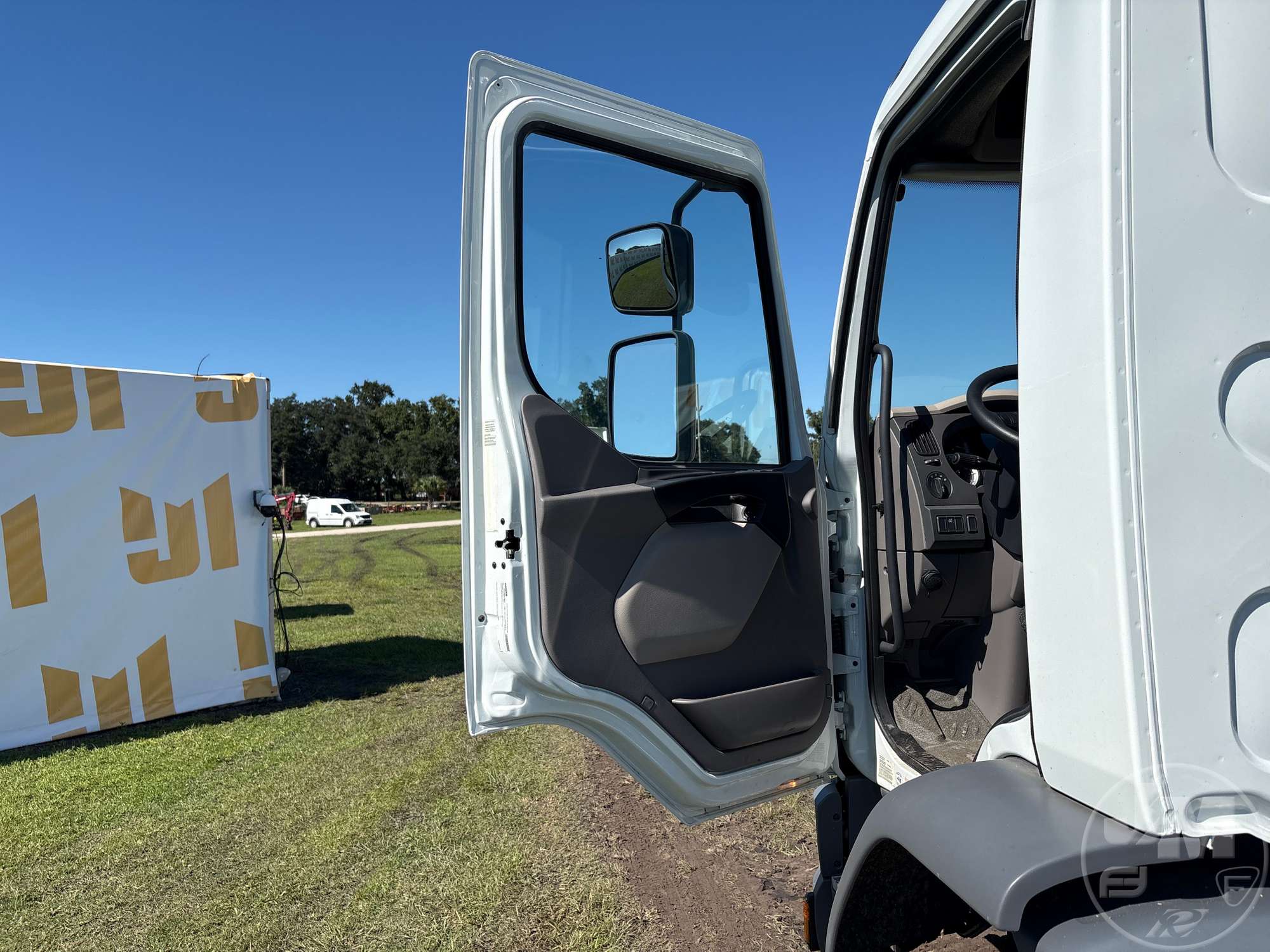 2025 Peterbilt 220