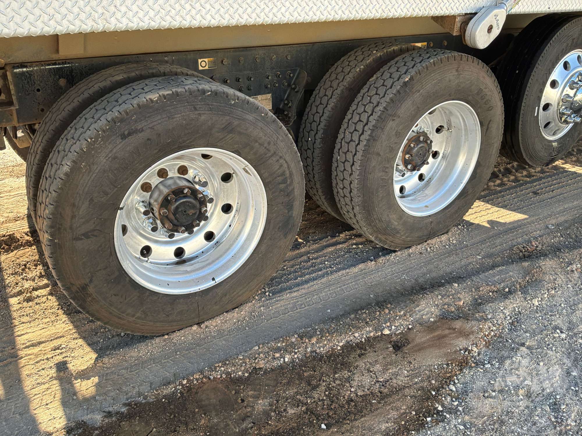 2019 Kenworth T8 SERIES