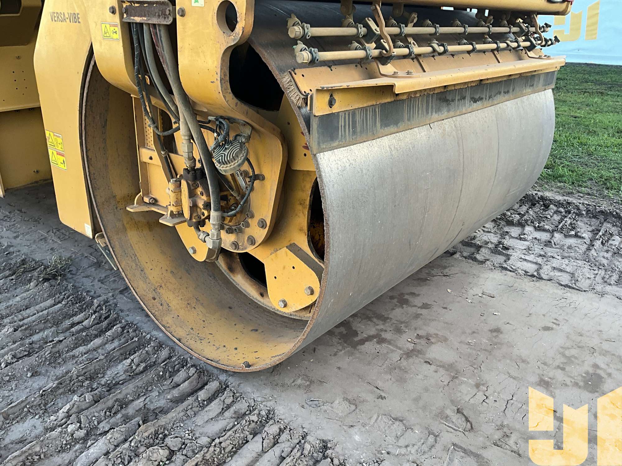 2015 Caterpillar CB64B