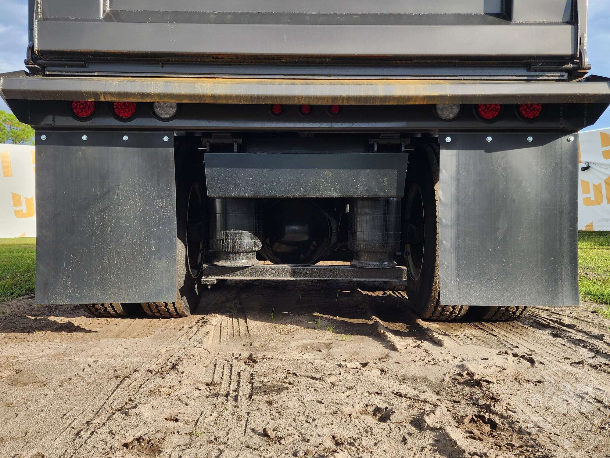 2020 Mack AN64T