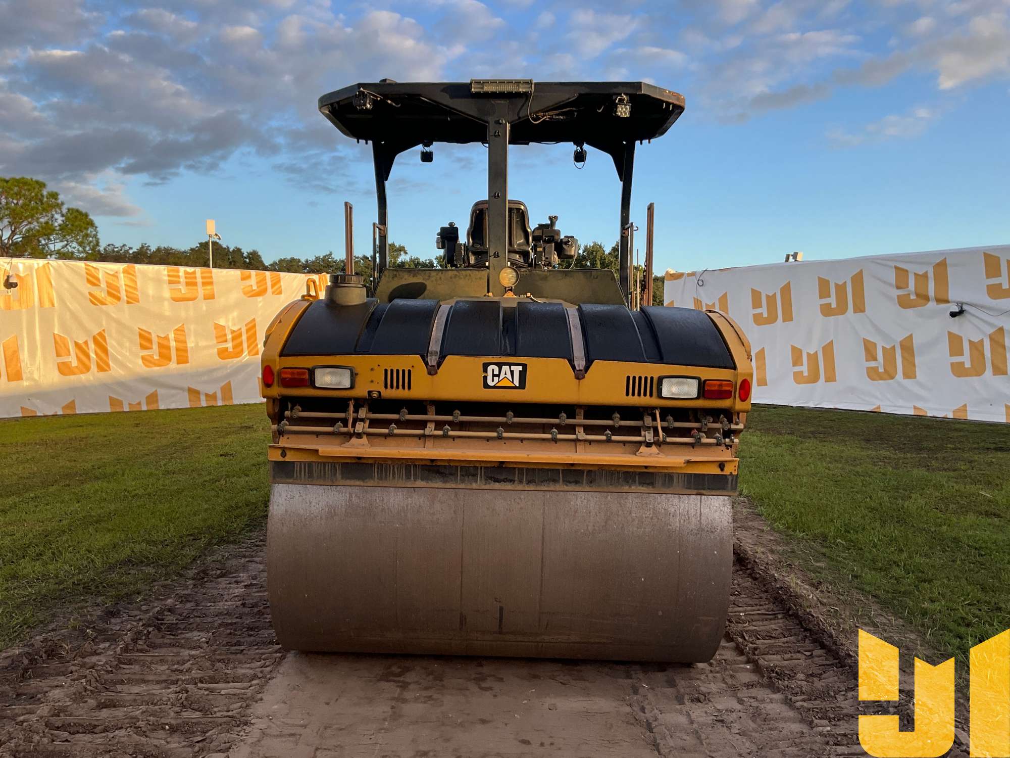 2015 Caterpillar CB64B