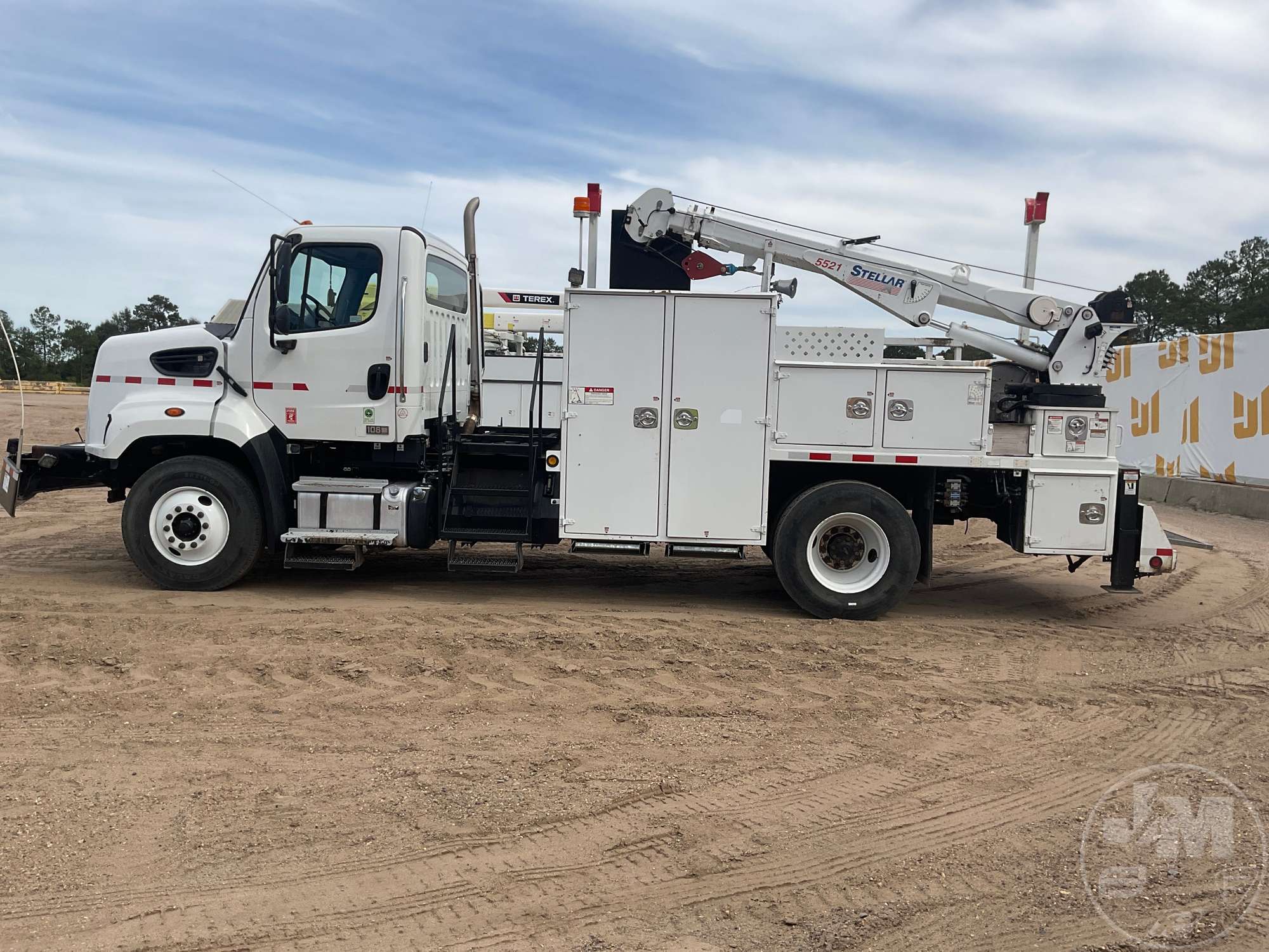 2016 Freightliner 108SD