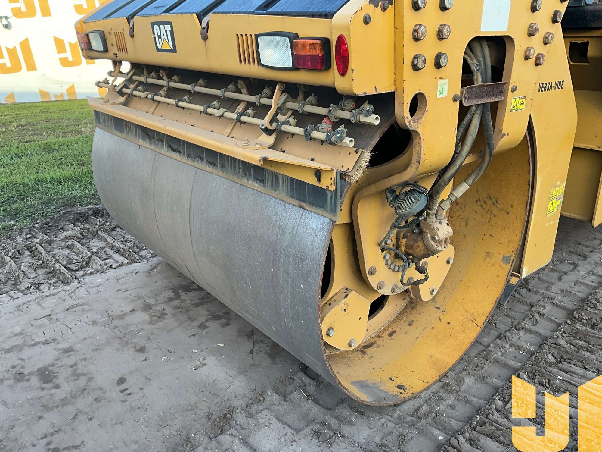 2015 Caterpillar CB64B