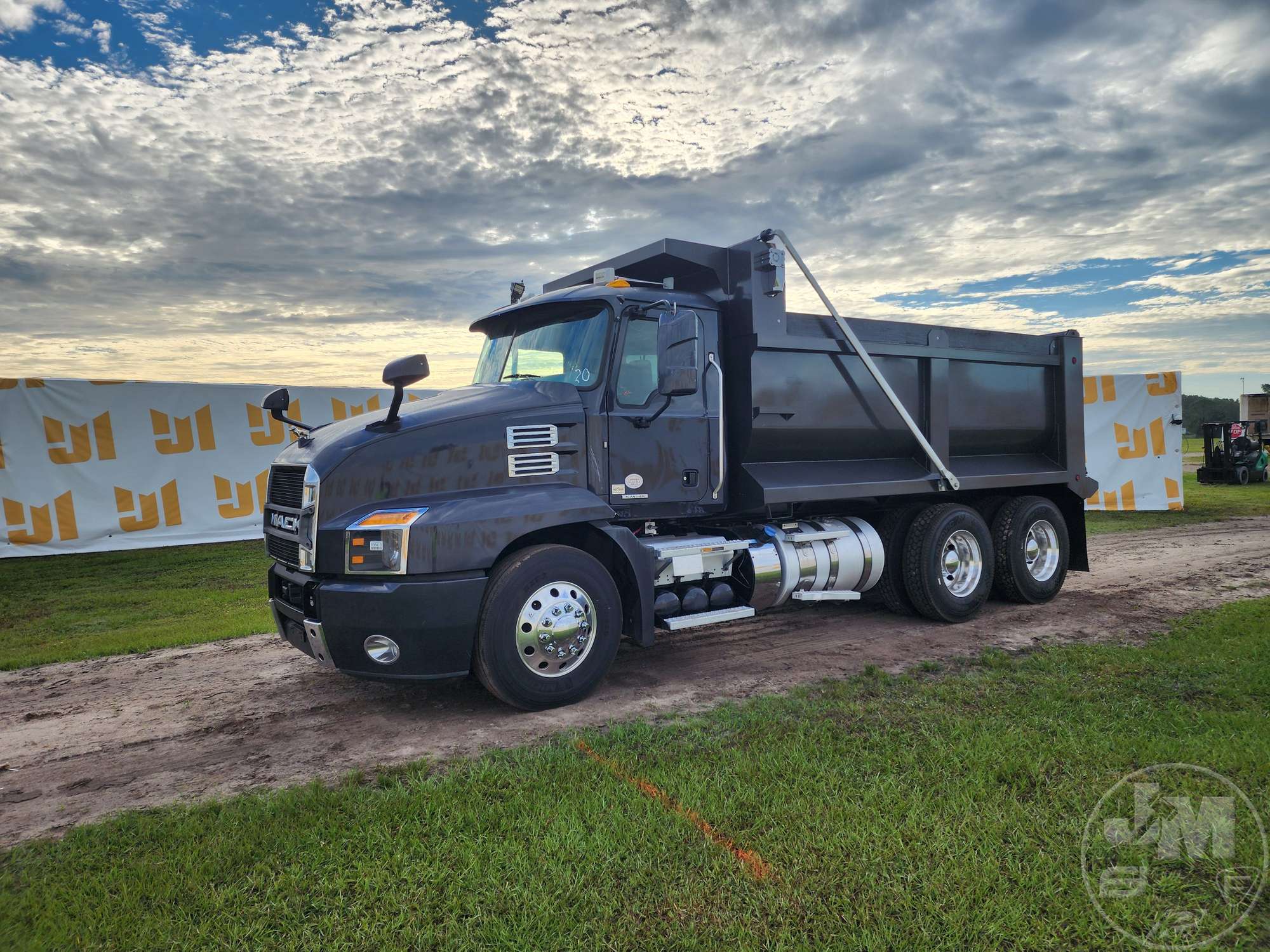 Photo of 2020 Mack AN64T