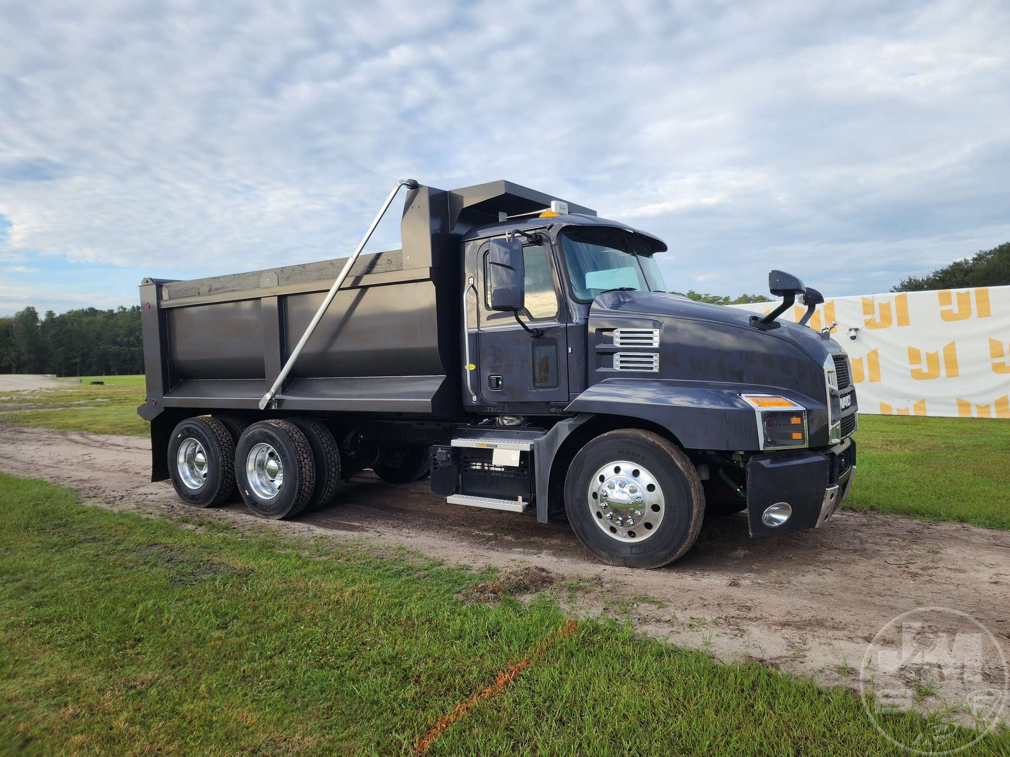 2020 Mack AN64T
