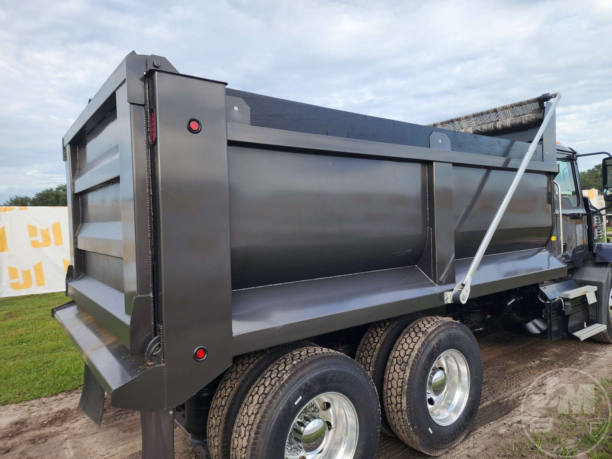 2020 Mack AN64T
