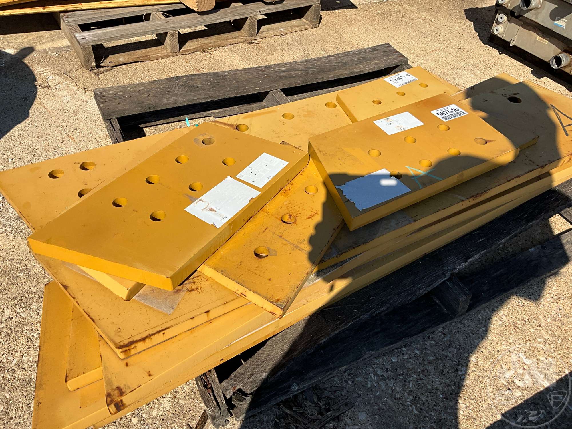 0 Caterpillar WEAR PLATES AND CAT CUTTING EDGES TO FIT D10