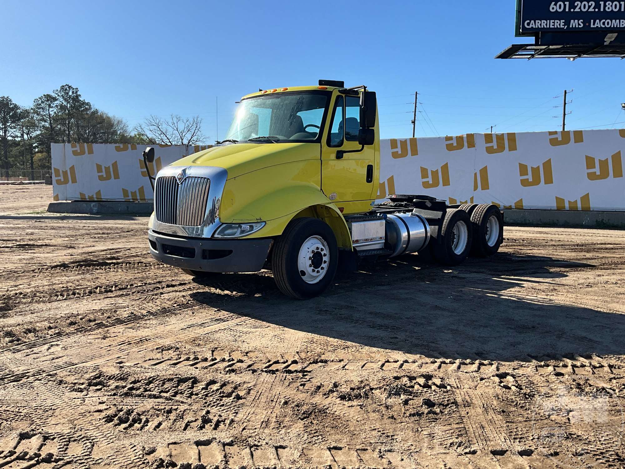 Photo of a 2015 International 8600