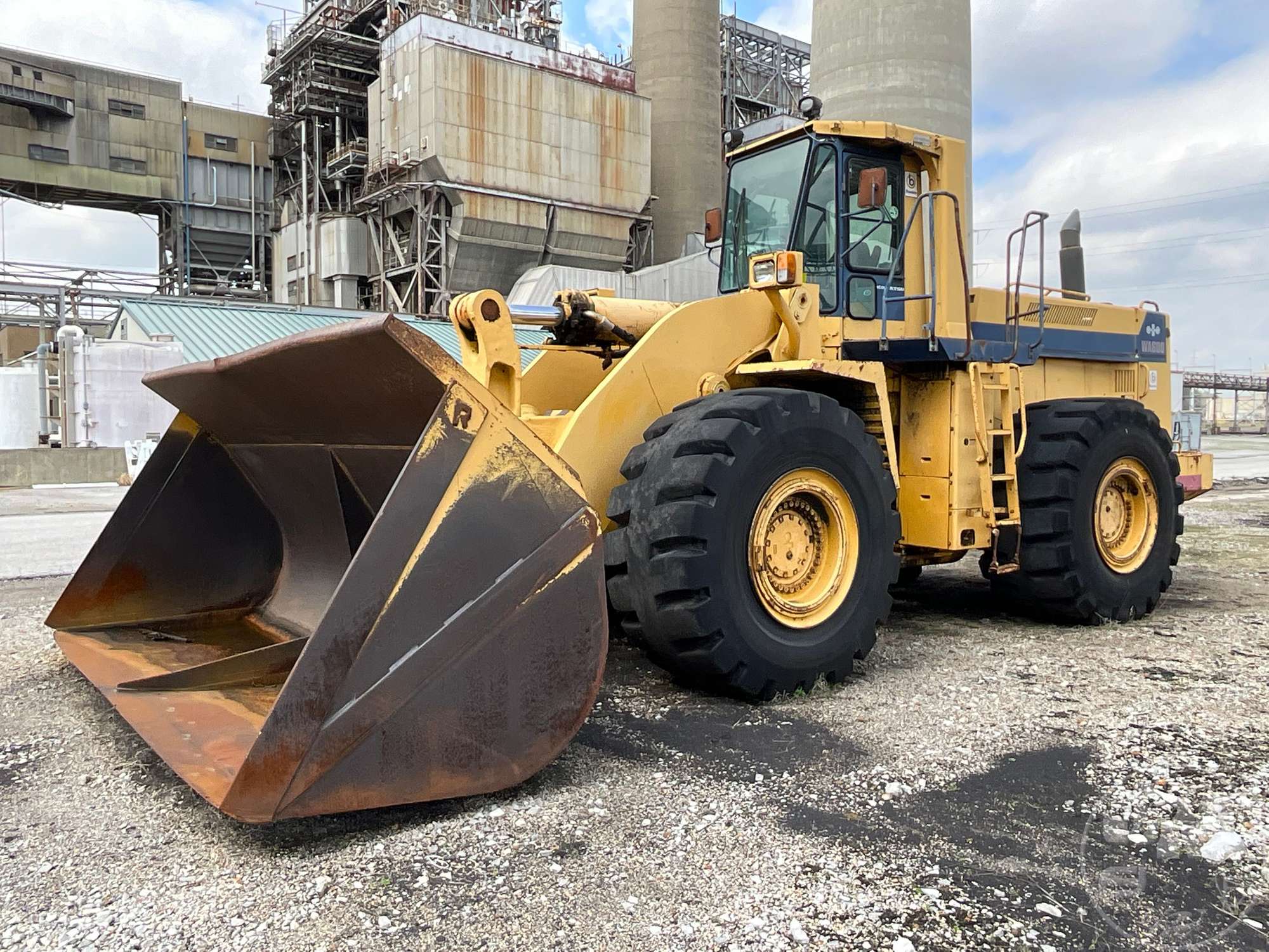Photo of a  Komatsu WA600-IL