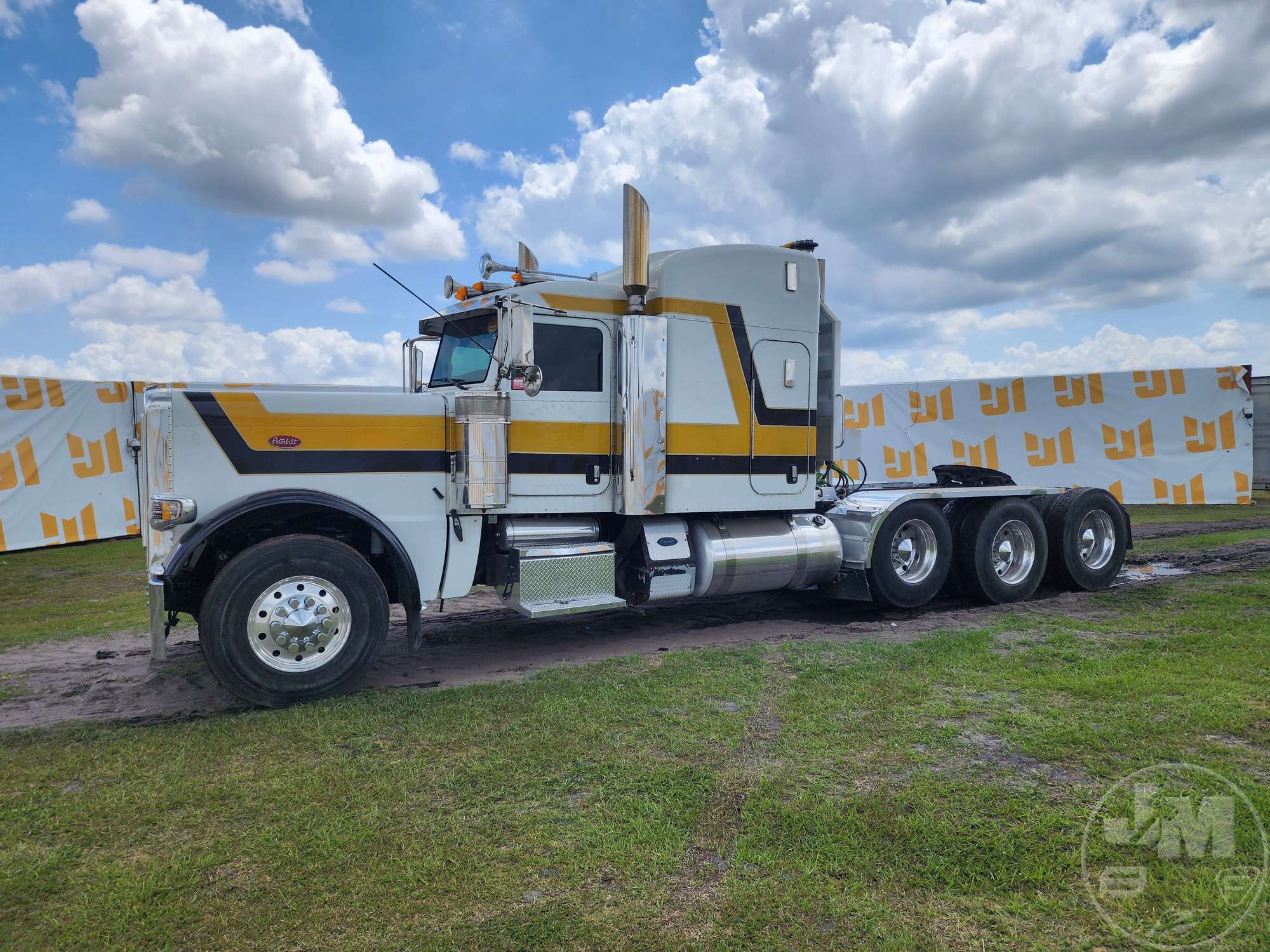 Photo of a 2009 Peterbilt 389